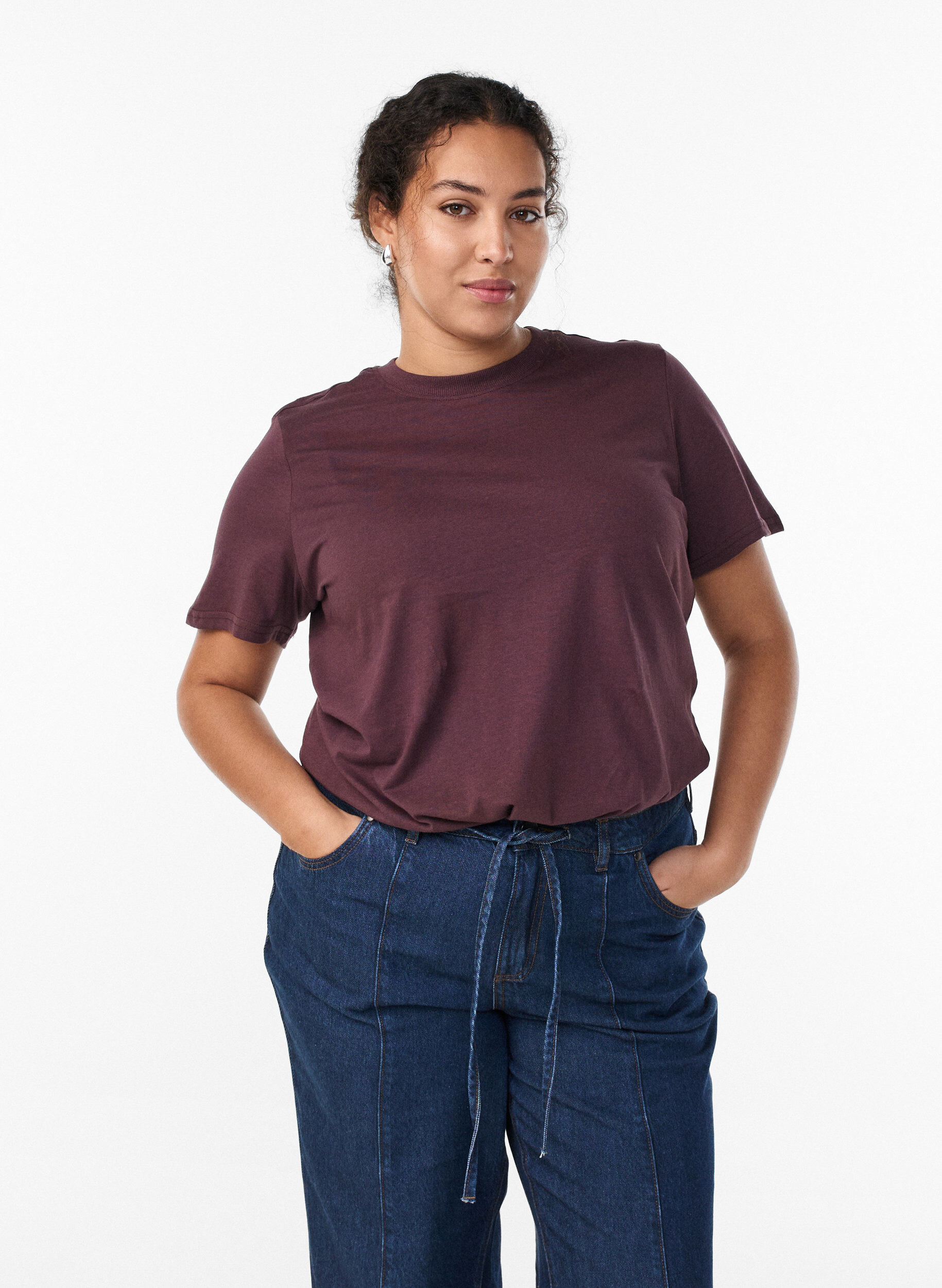 Puuvillainen perus-T-paita, jossa on py&ouml;re&auml; kaula-aukko, Tumma Bordeaux, Model