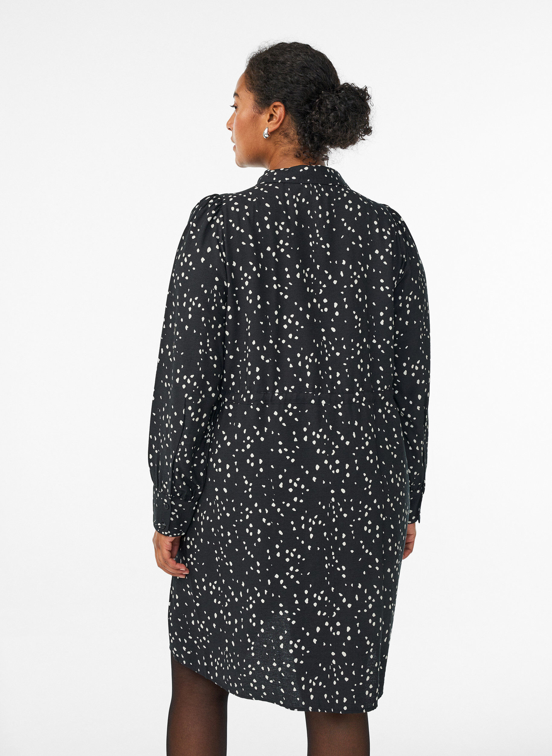 Zizzi Paitamekko, jossa on solmittava vy&ouml; ja printti, Musta, Model image number 2