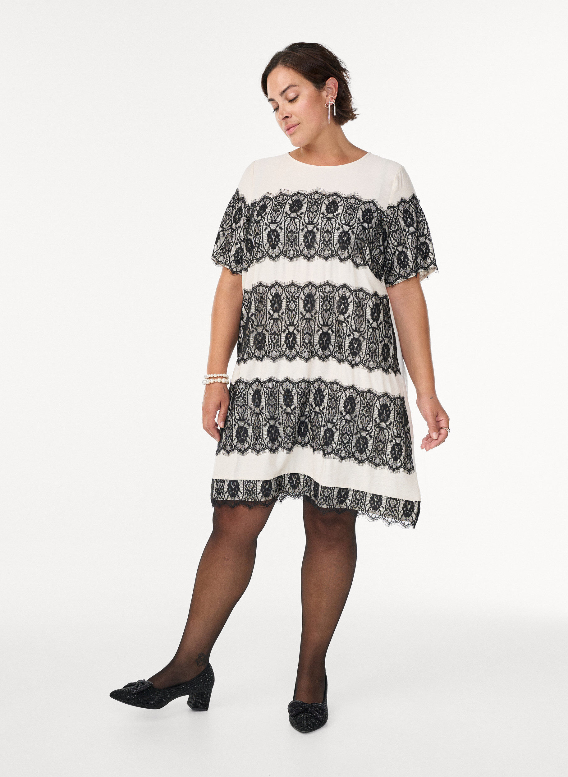 Zizzi Lyhyt mekko kontrastiv&auml;risill&auml; pitsipaneeleilla, Beige, Model image number 1