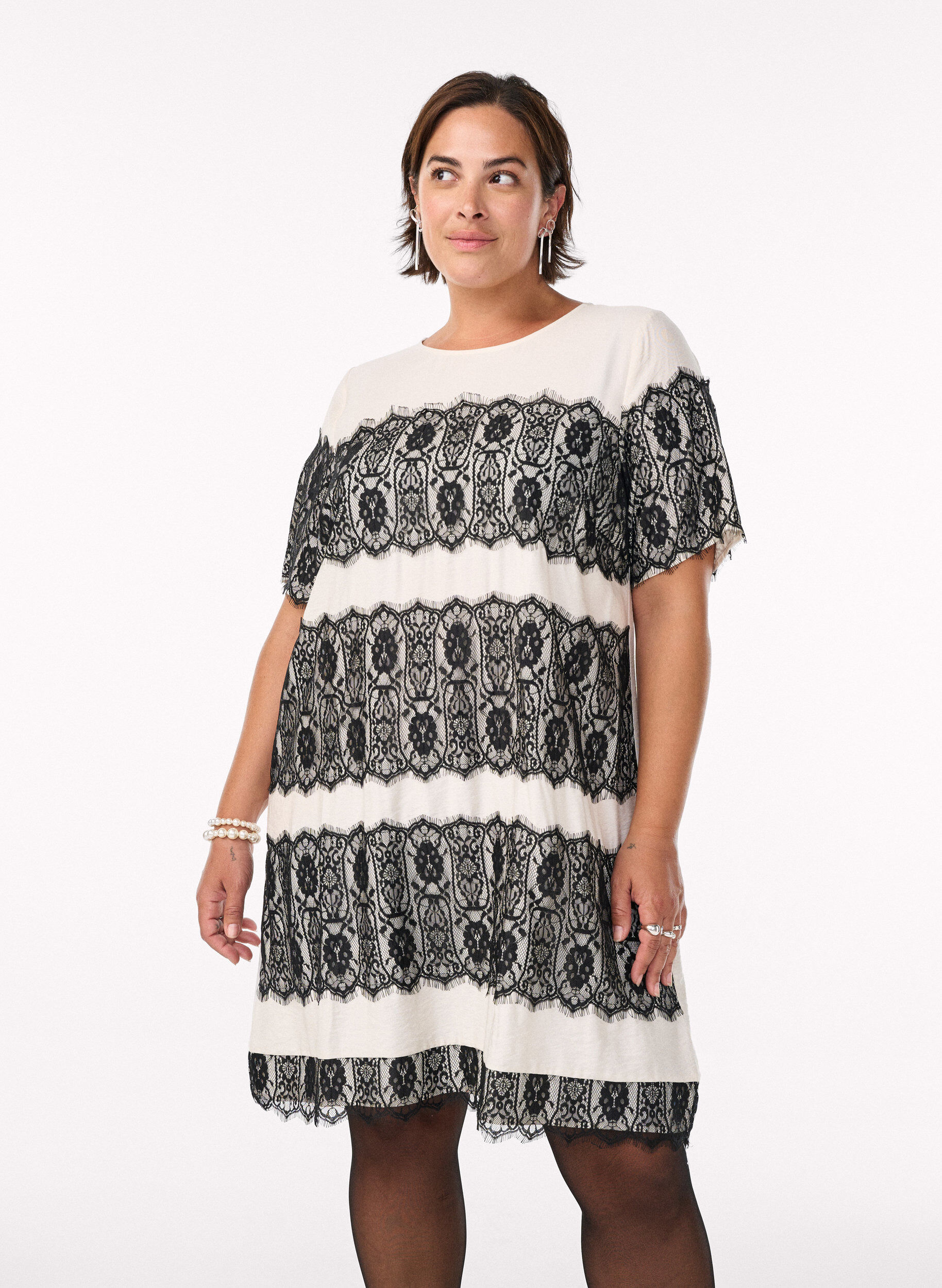 Lyhyt mekko kontrastiv&auml;risill&auml; pitsipaneeleilla, Beige, Model