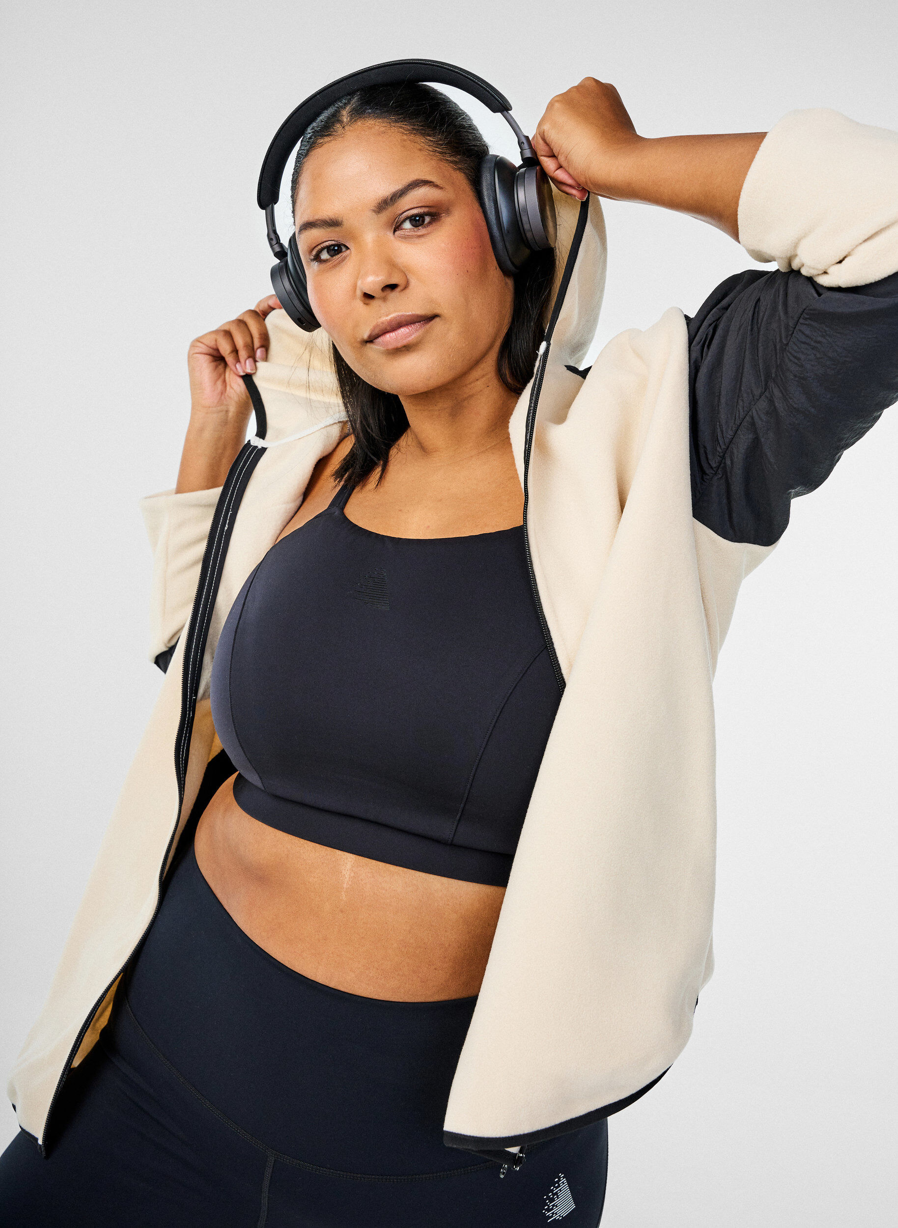 Fleece-takki hupulla ja taskuilla