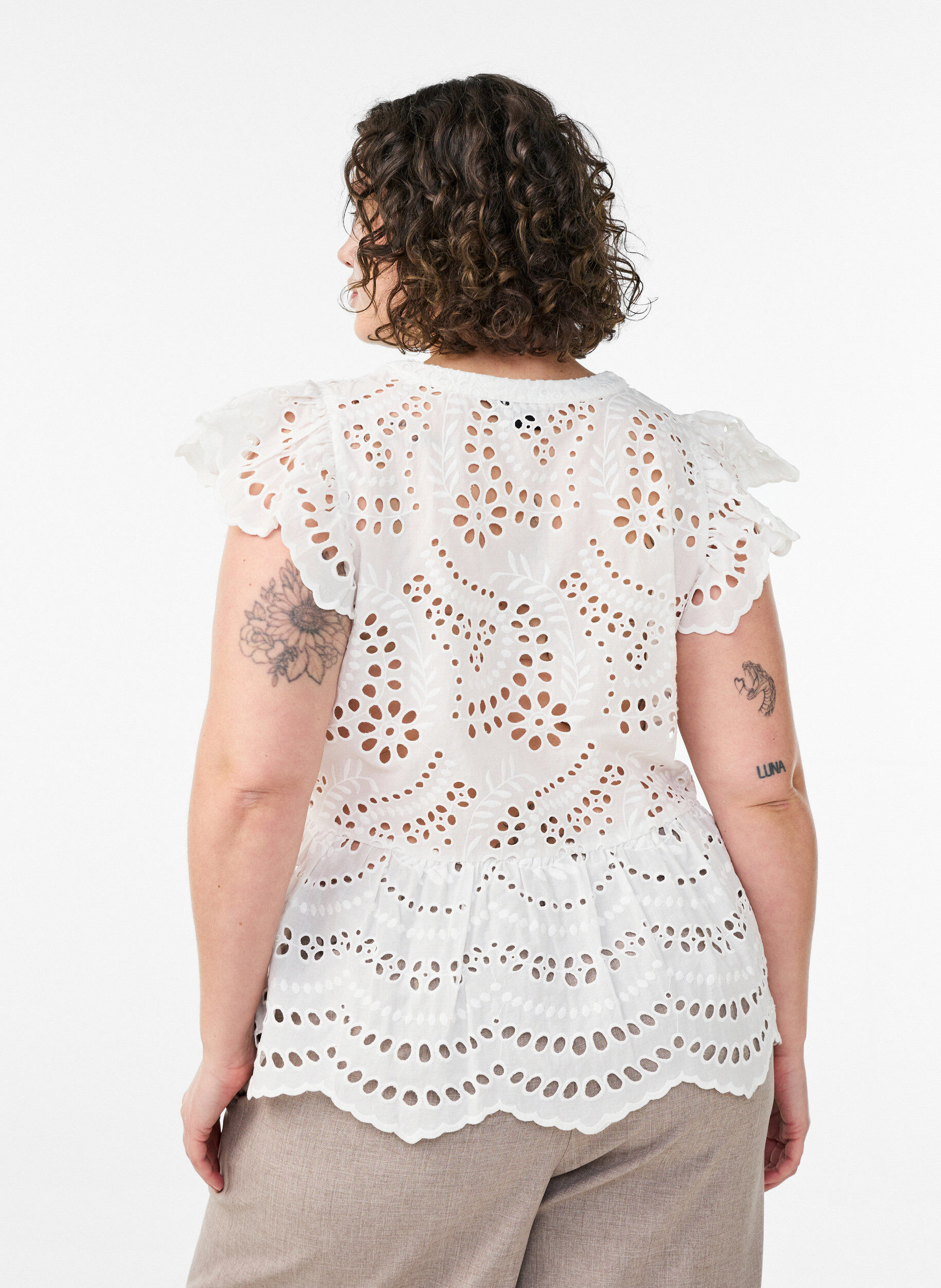 Zizzi Hihaton broderie anglaise -pusero r&ouml;yhel&ouml;ill&auml;, Valkoinen, Model image number 2