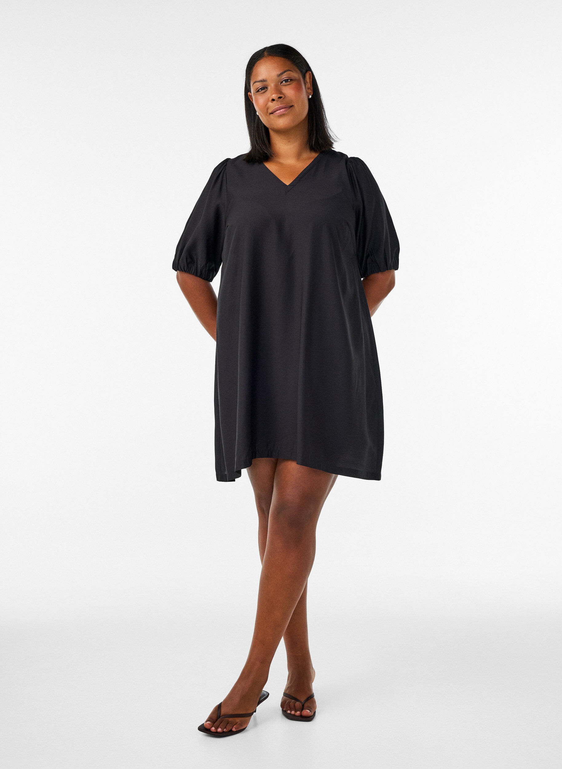 ZizziLyhyt A-linjainen mekko V-p&auml;&auml;ntiell&auml;, Musta, Model image number 1