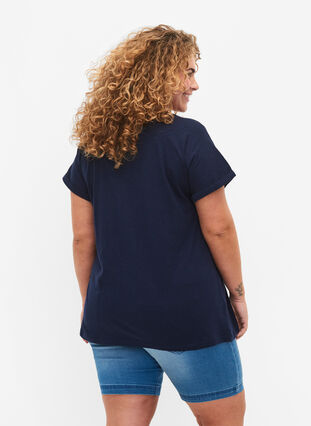 Ekologisesta puuvillasta valmistettu t-paita painatuksella, Navy Blazer, Model image number 1