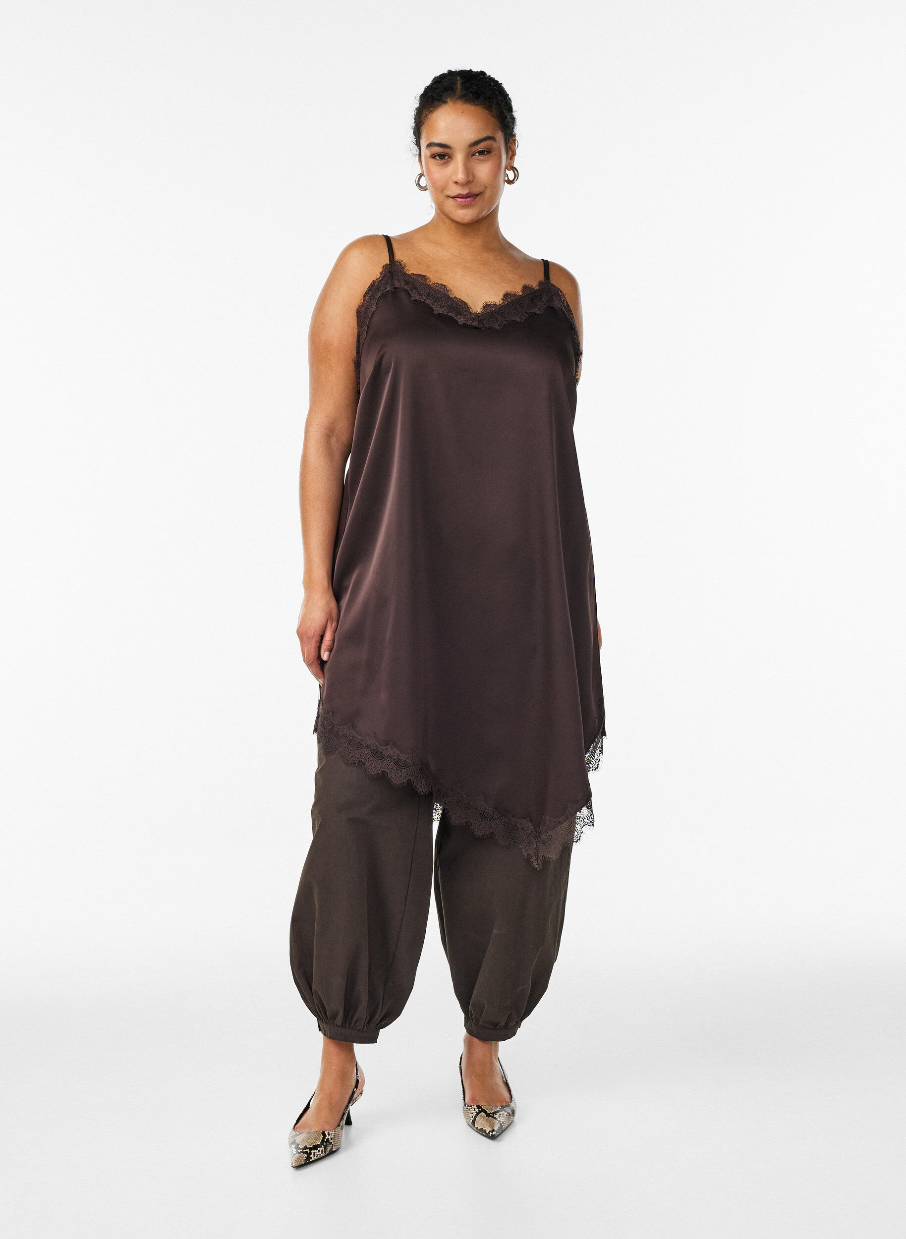 Zizzi Satiinilook-mekko pitsireunuksella, Ruskea, Model image number 1