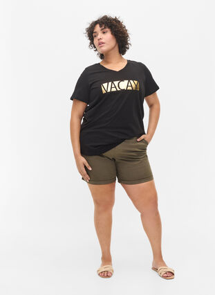 Puuvillainen t-paita v-aukolla , Black VACAY , Model image number 2