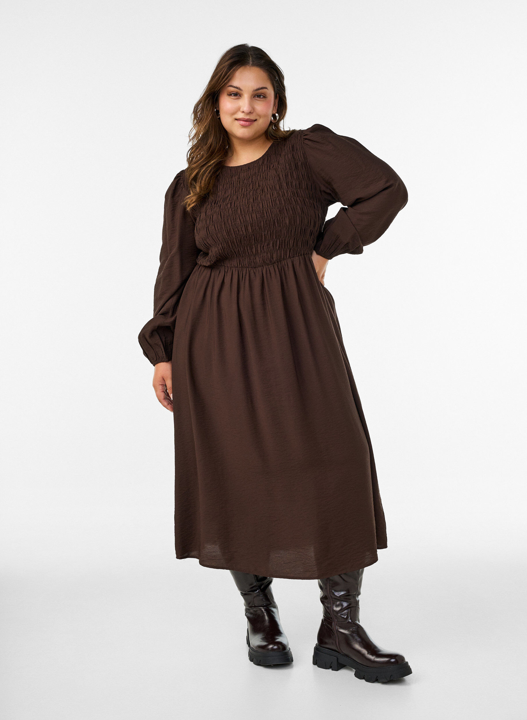 Midimekko viskoosista smokkauksella, Ruskea, Model