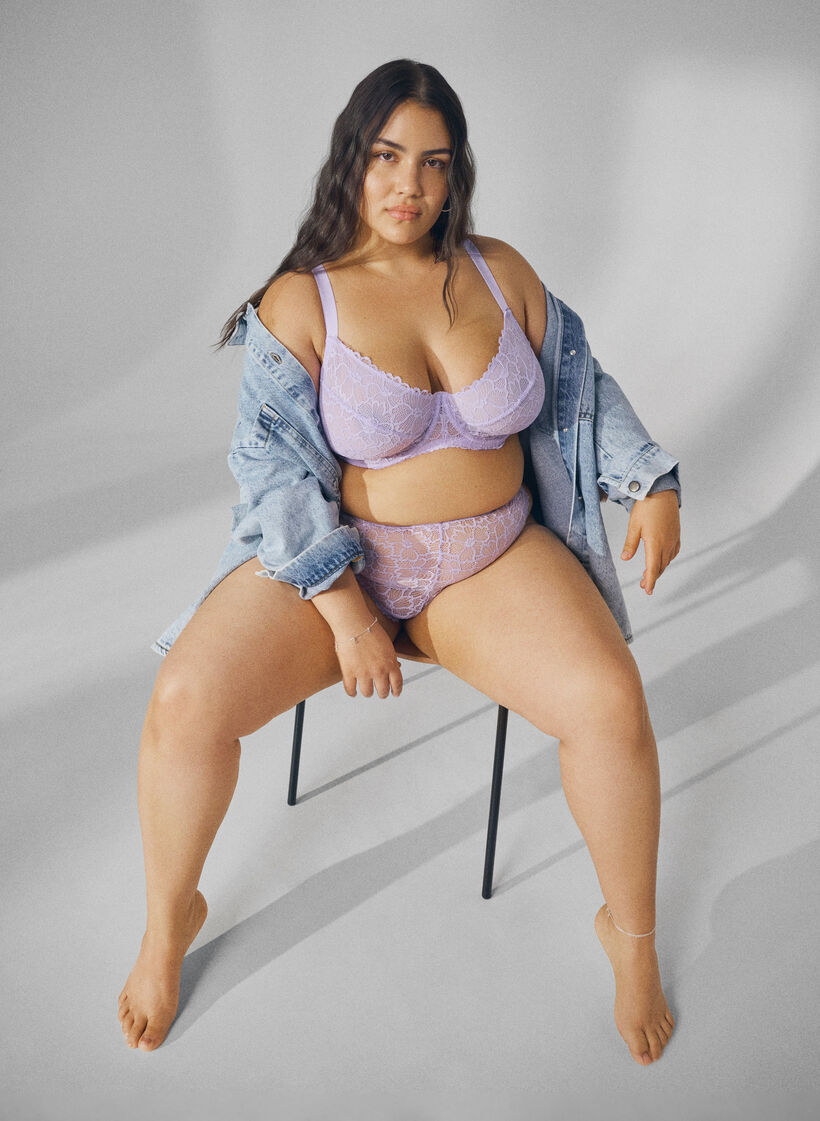 Kukkapitsiset stringit normaalilla vy&ouml;t&auml;r&ouml;ll&auml;, Violetti, Image image number 0