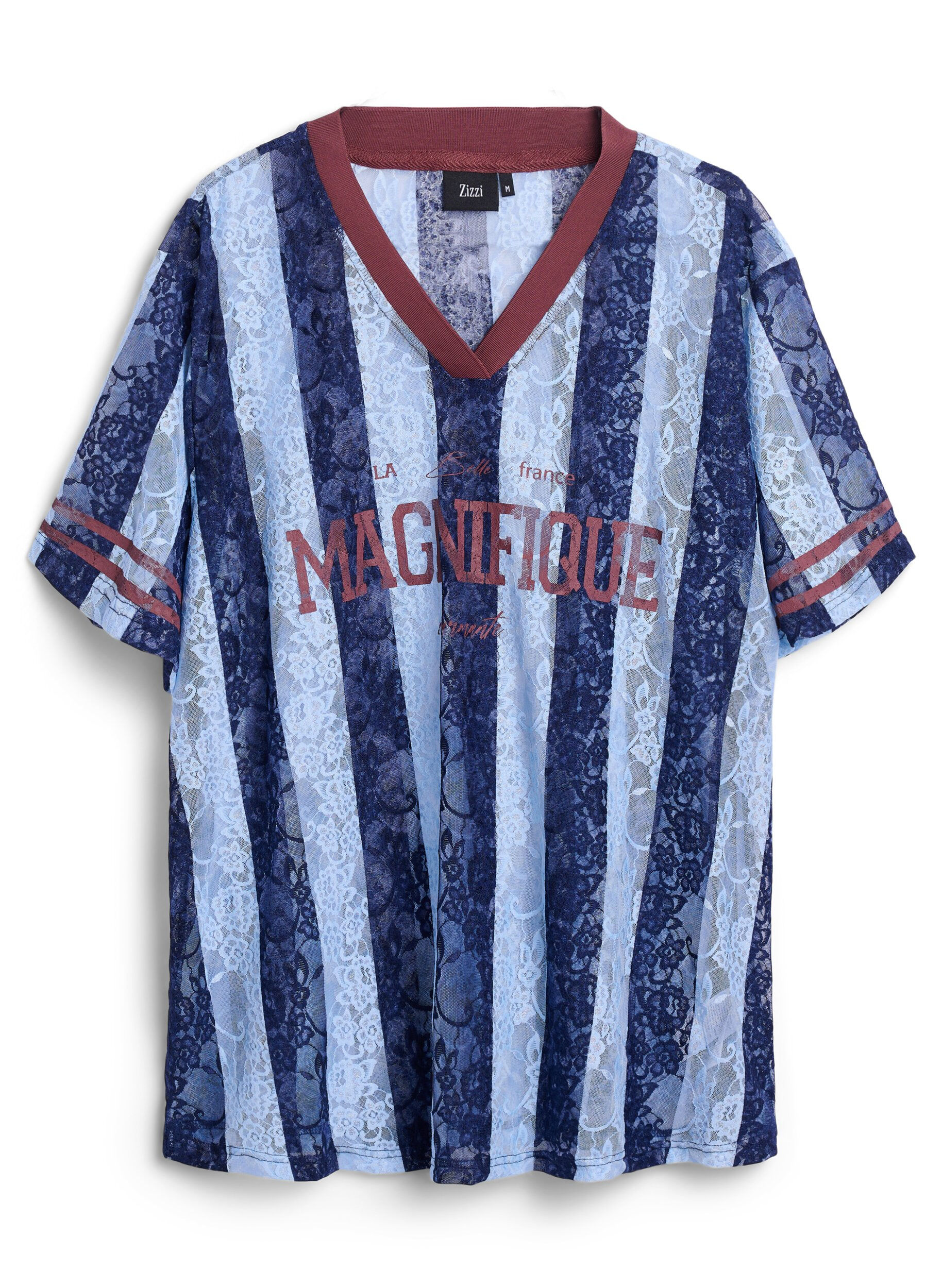 Raidallinen pitsipusero n&auml;ytt&auml;v&auml;ll&auml; printill&auml;.