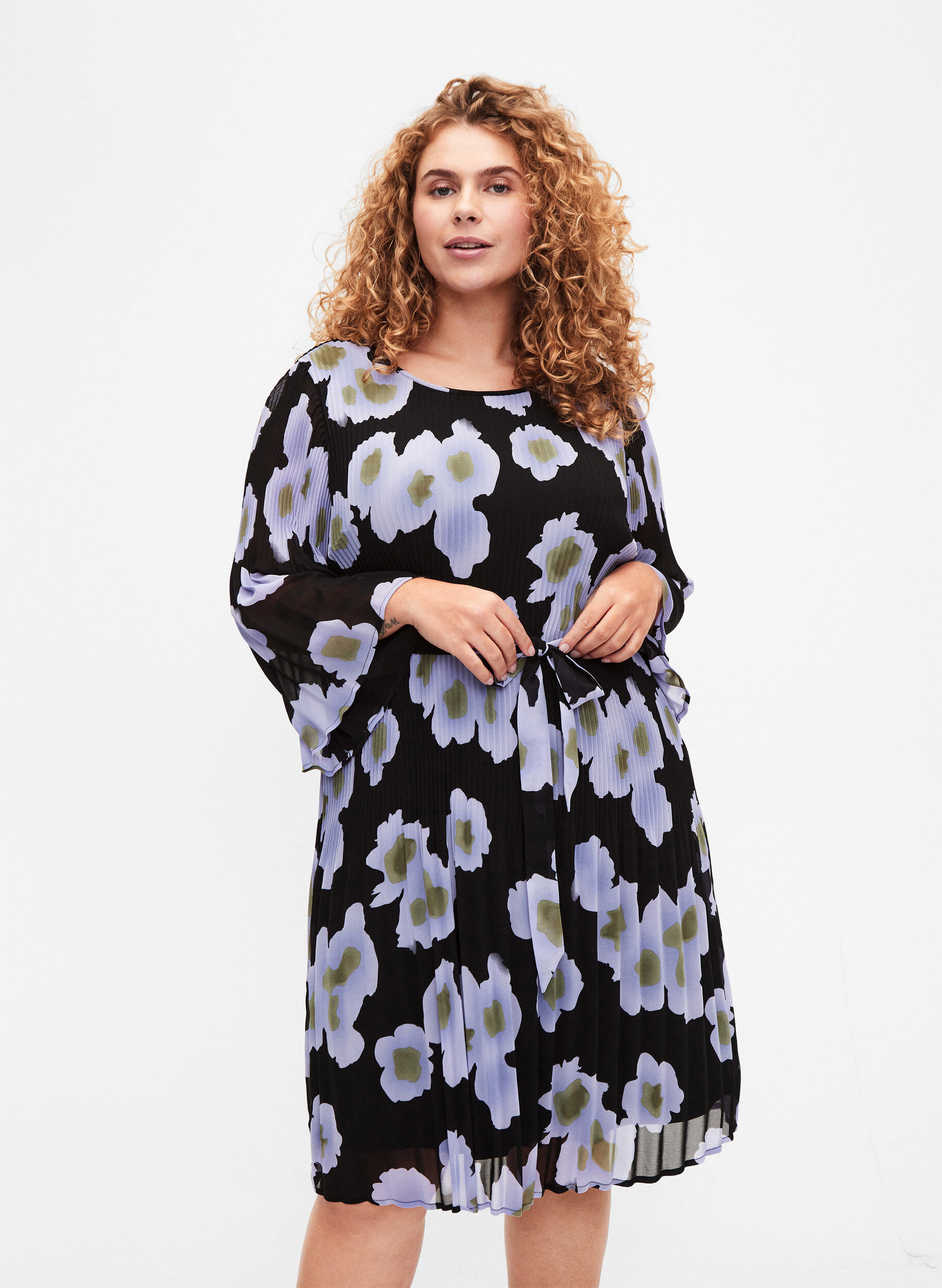 Zizzi Pliseerattu mekko nauhalla, Black w. Floral, Model image number 0