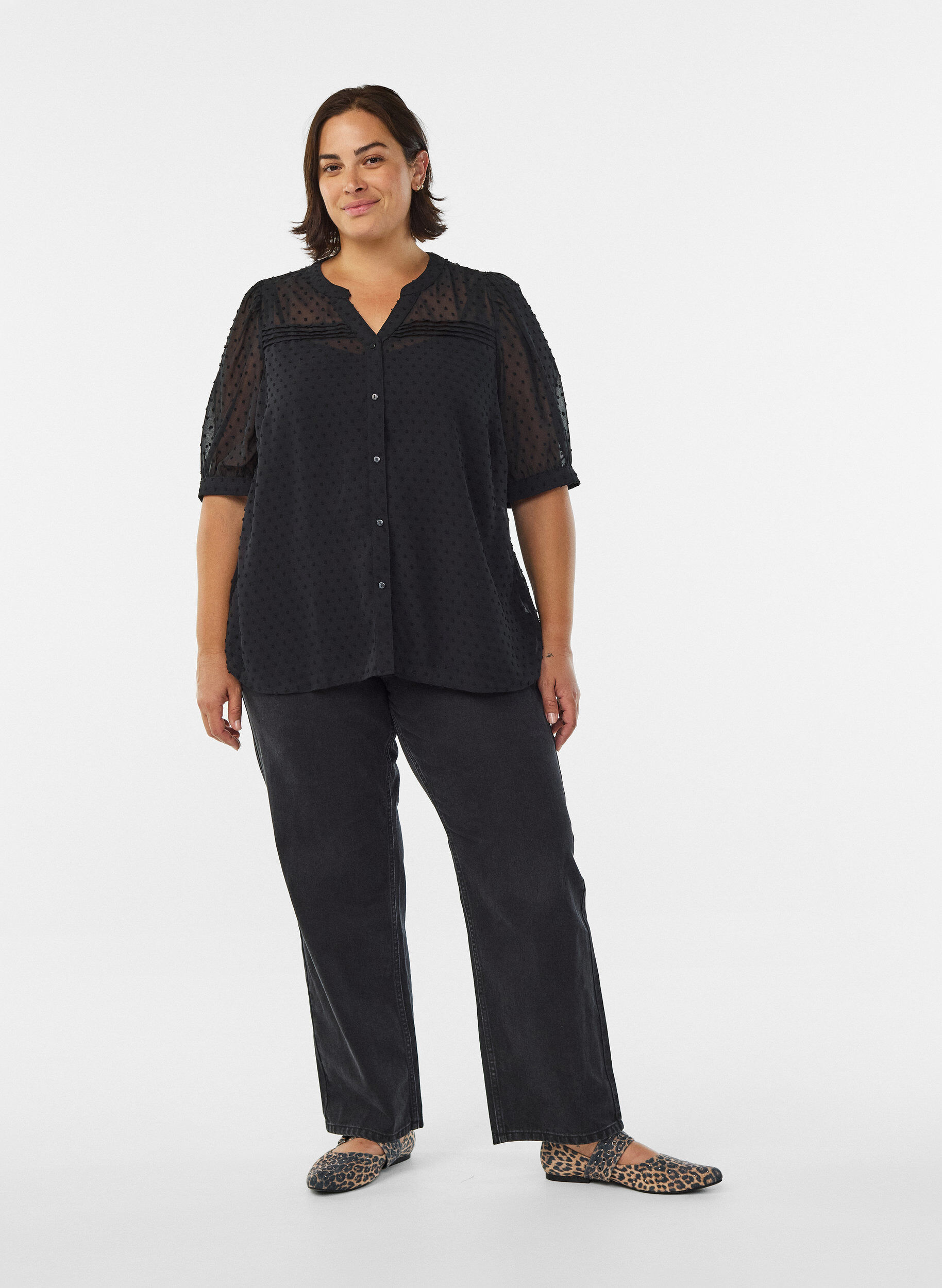 Zizzi Lyhythihainen paitapusero pilkullisella tekstuurilla, Musta, Model image number 1