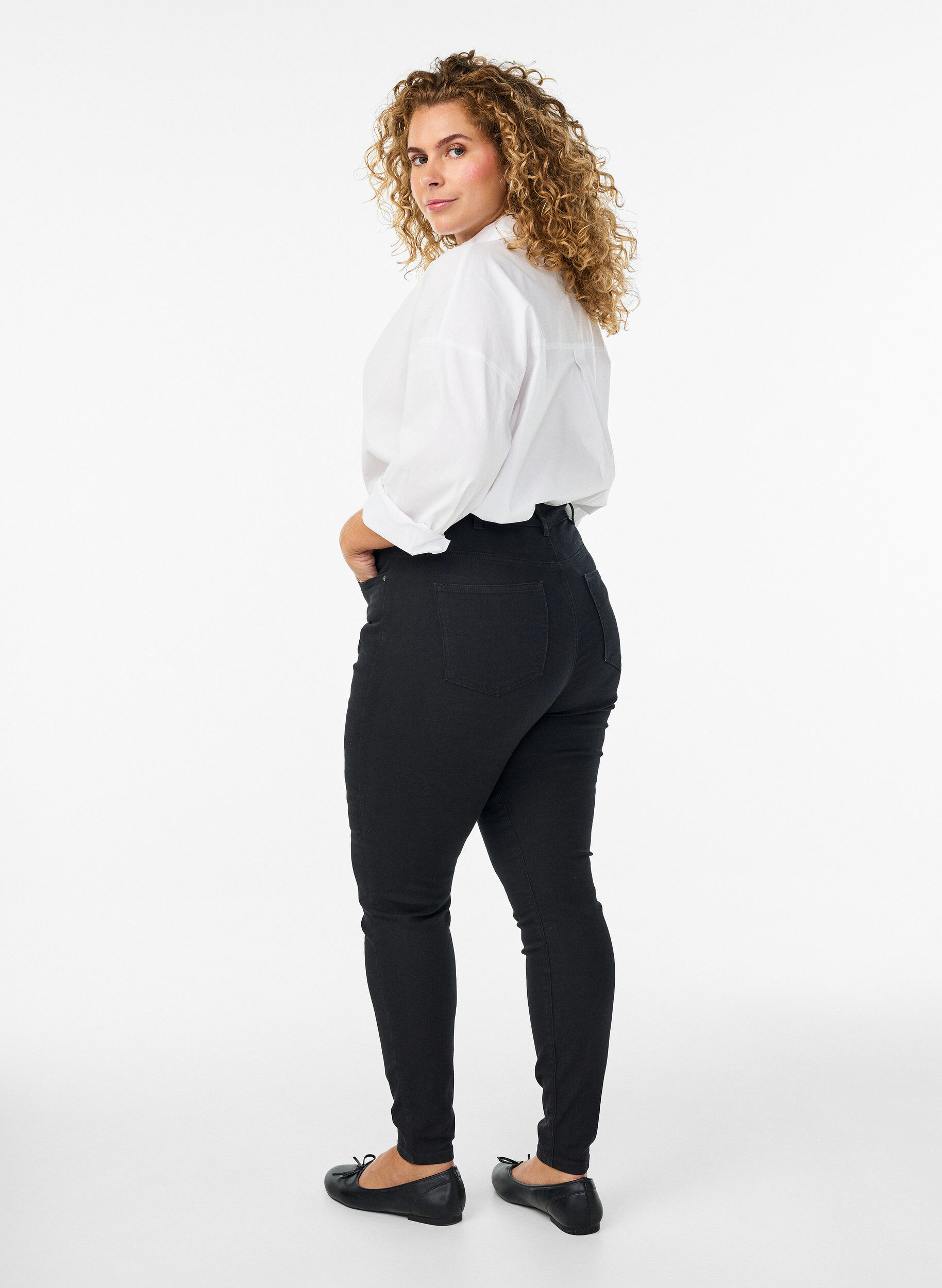 ZizziAmy korkea vy&ouml;t&auml;r&ouml;iset super slim fit -farkut, Musta, Model image number 1