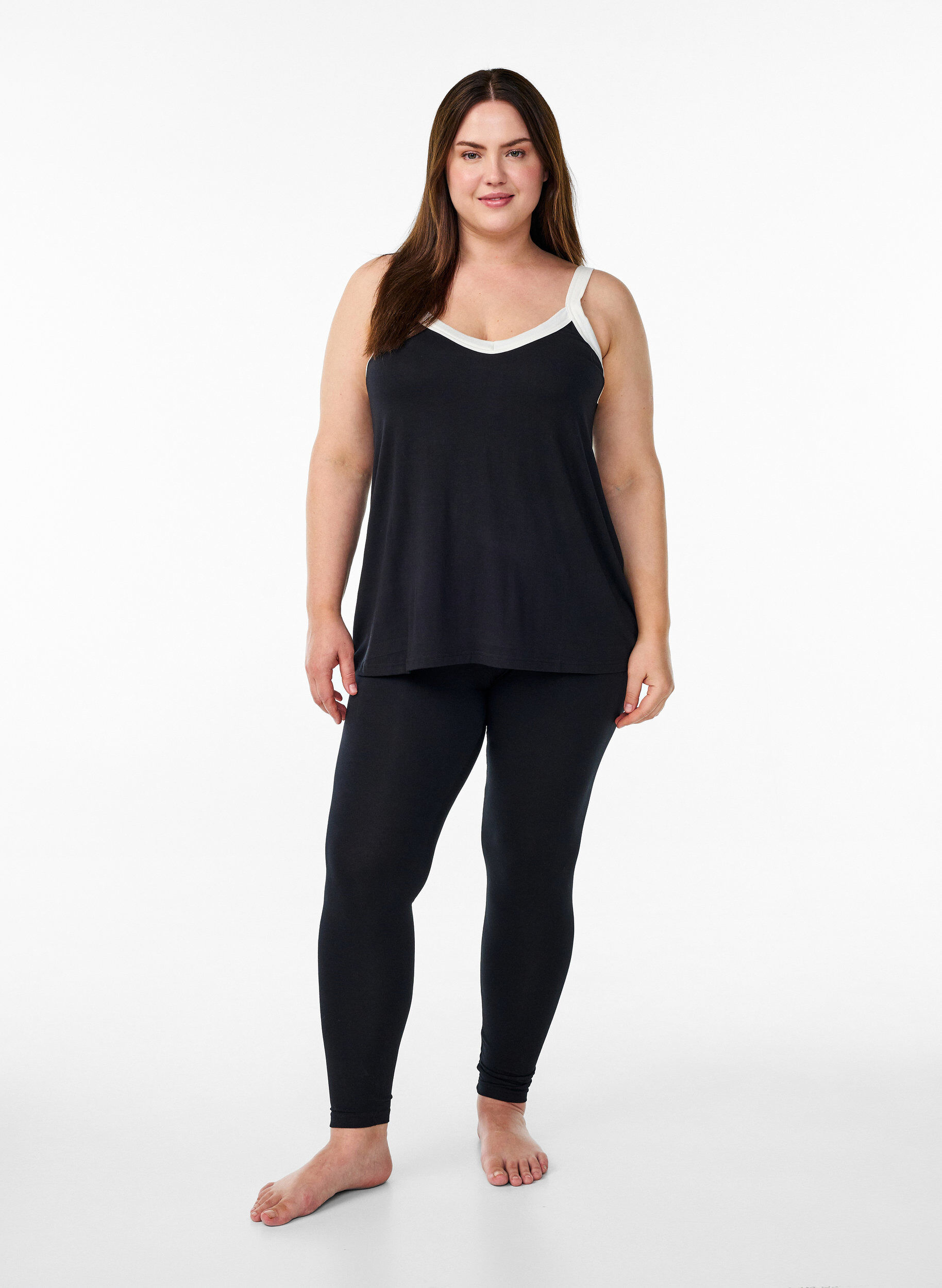 Zizzi Y&ouml;toppi olkaimilla ja V-p&auml;&auml;ntiell&auml;, Musta, Model image number 1