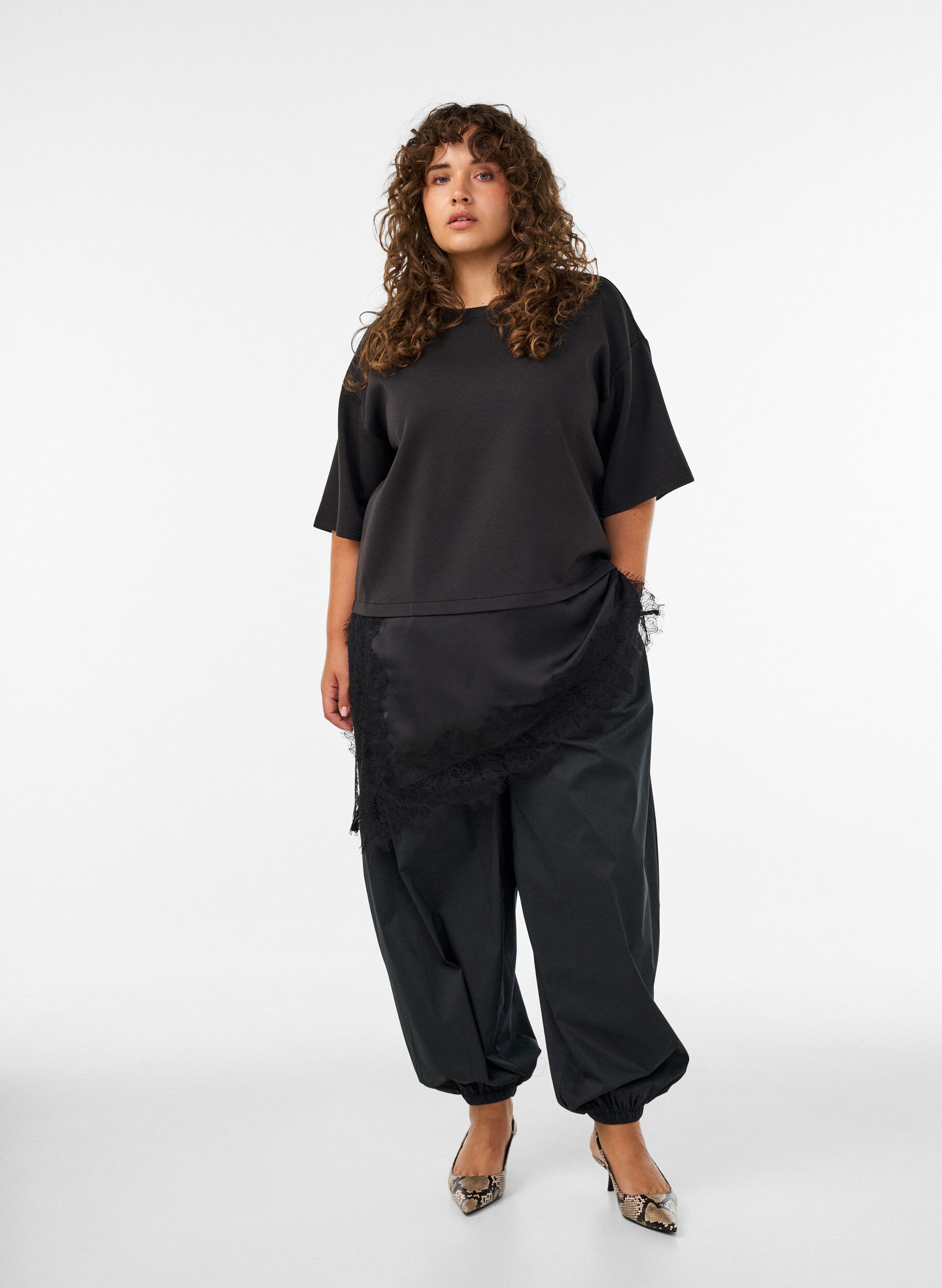 ZizziIlmapallohousut taskuilla ja joustavalla vy&ouml;t&auml;r&ouml;ll&auml;, Musta, Model image number 1