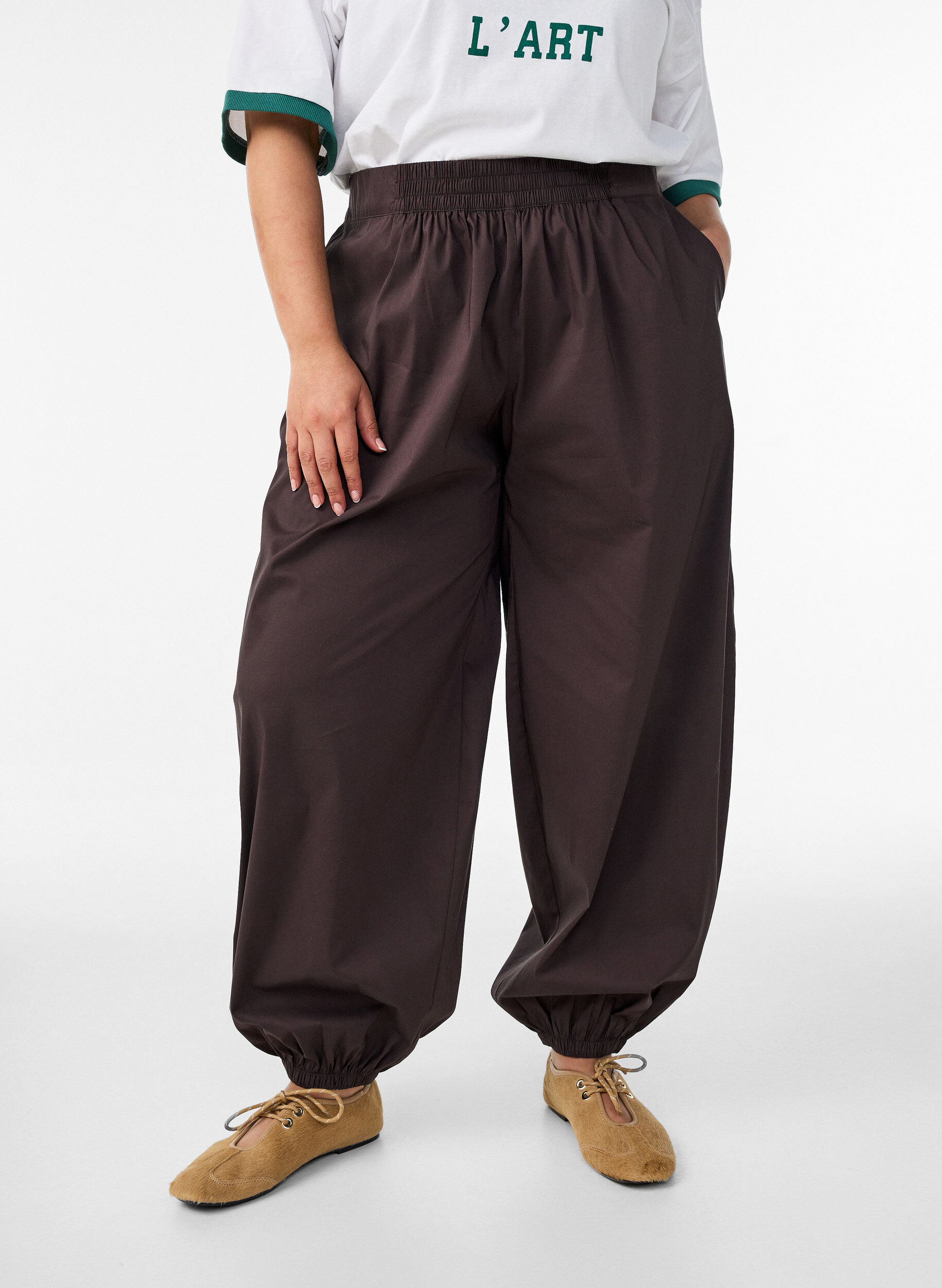 ZizziIlmapallohousut taskuilla ja joustavalla vy&ouml;t&auml;r&ouml;ll&auml;, Ruskea, Model image number 2