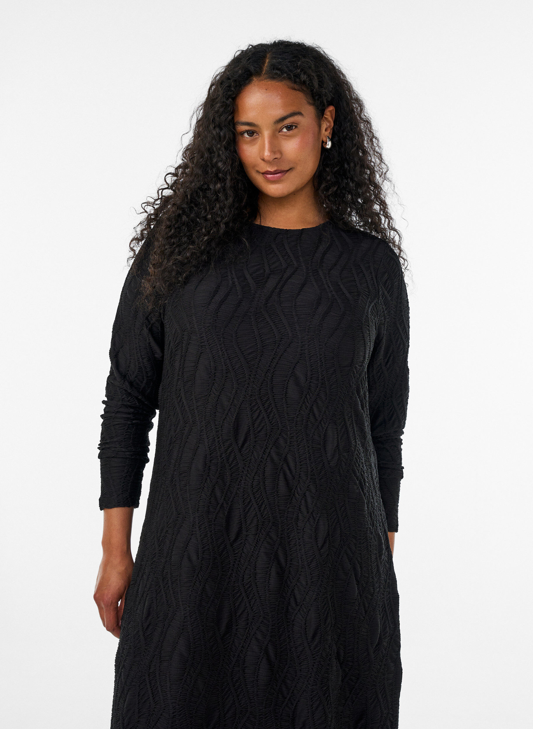 ZizziMidimekko aaltoilevalla tekstuurilla ja pitkill&auml; hihoilla, Musta, Model image number 2