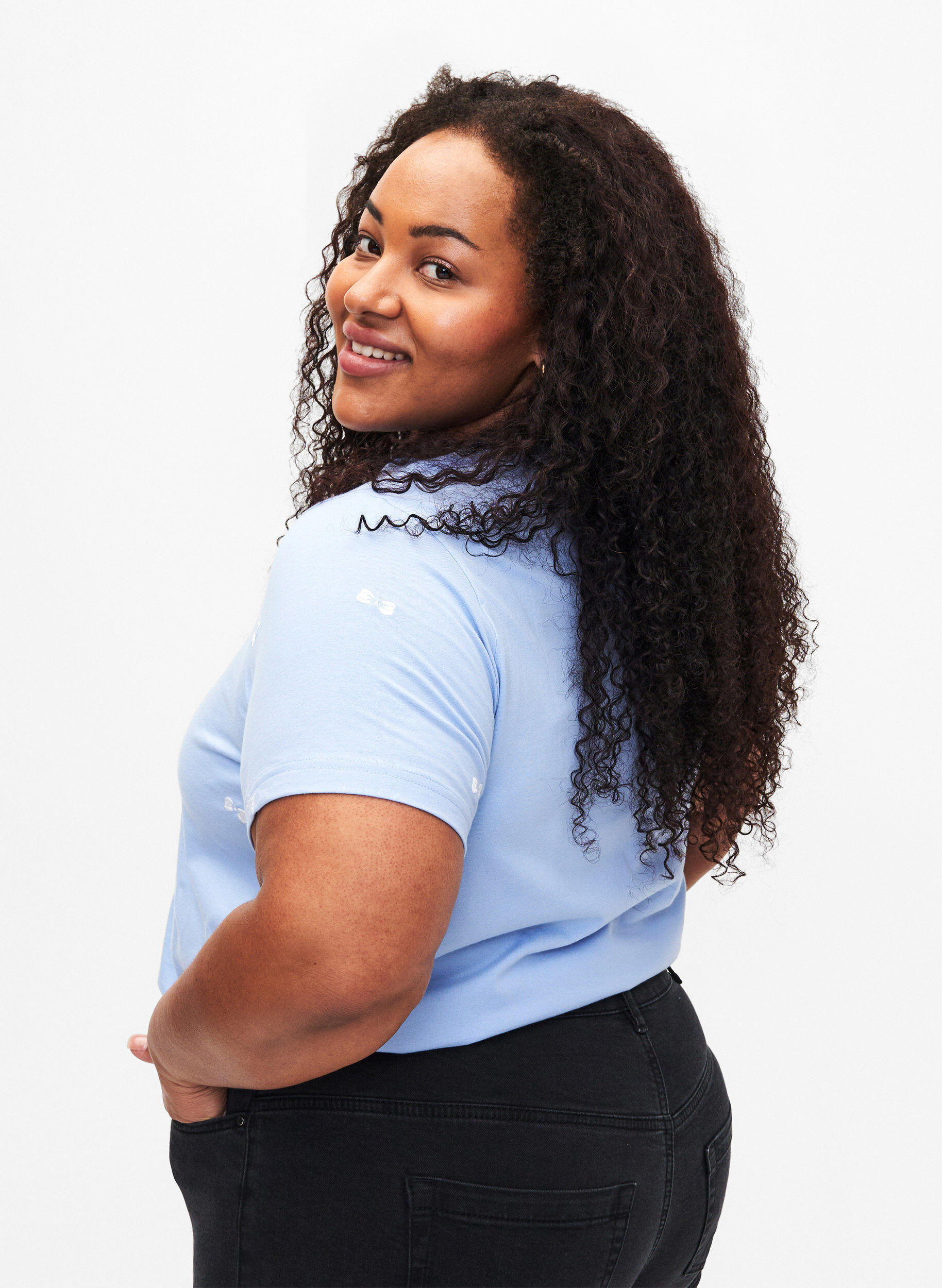 Zizzi Luomupuuvillasta valmistettu T-paita ruseteilla., Serenity W. Bow Emb., Model image number 1