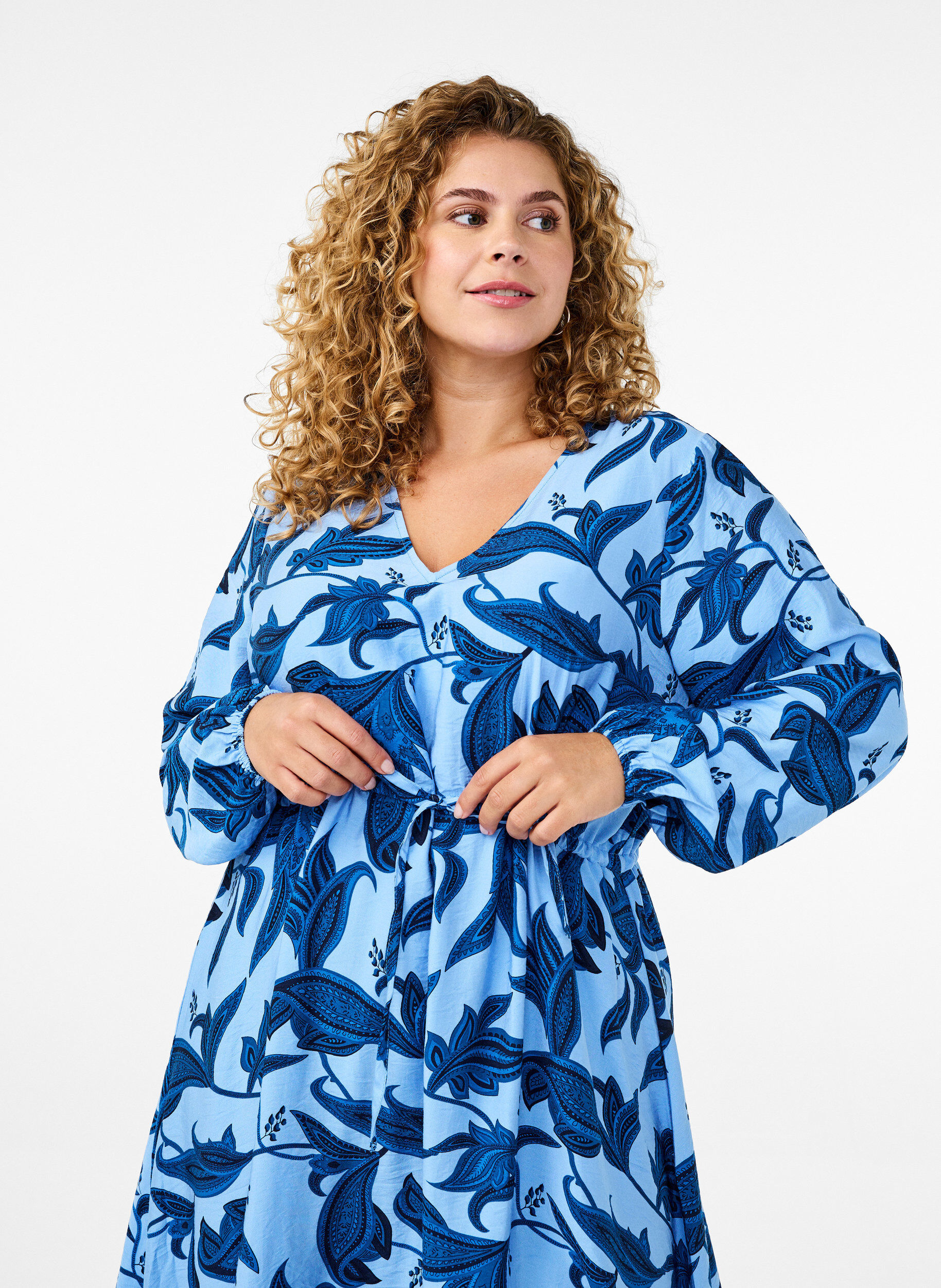 Zizzi Pitk&auml;hihainen mekko paisley-printill&auml; ja solmittavalla vy&ouml;ll&auml;, Sininen, Model image number 2