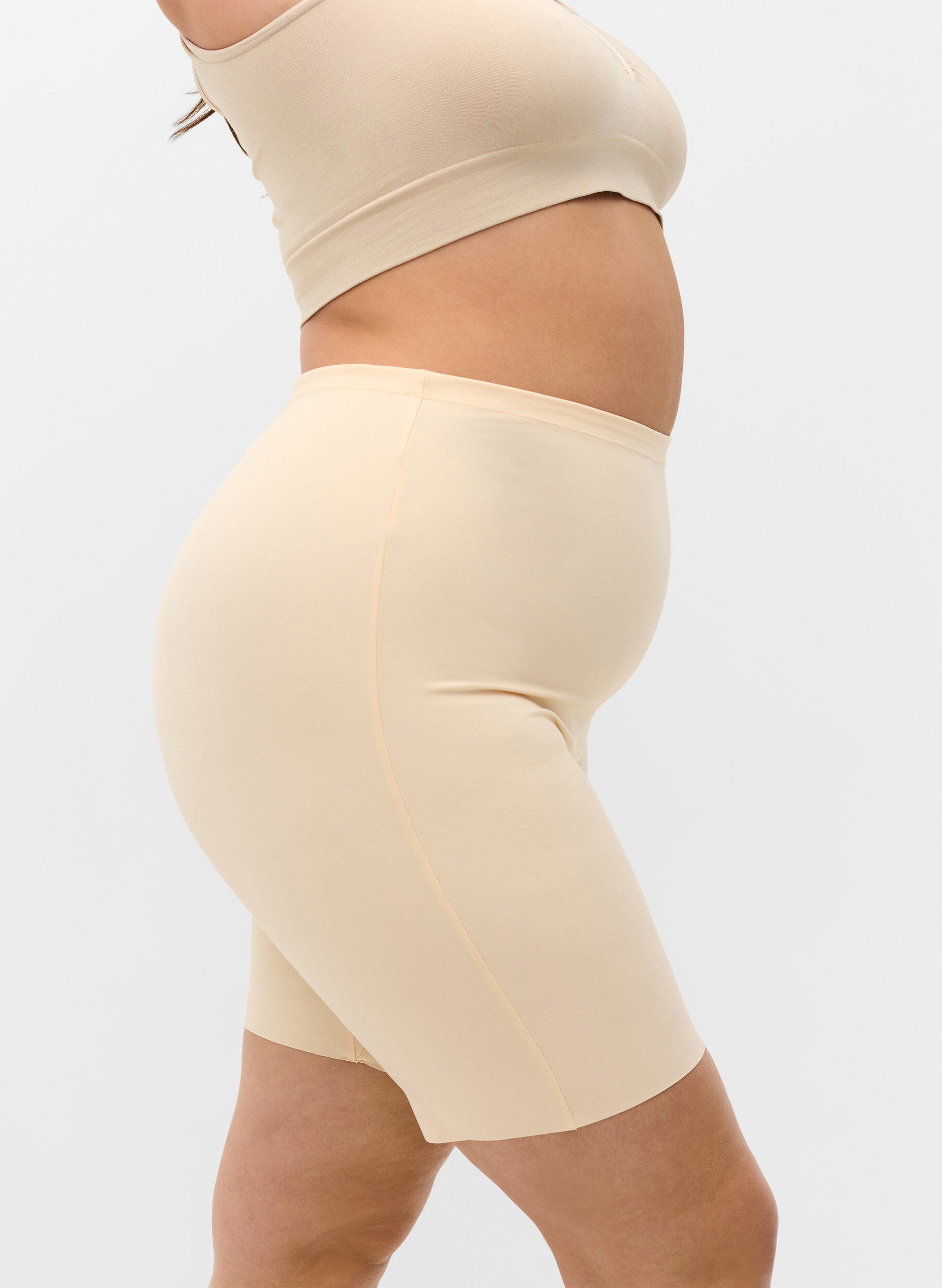 Zizzi Kevyesti muotoilevat shortsit korkealla vy&ouml;t&auml;r&ouml;ll&auml;, Beige, Model image number 2