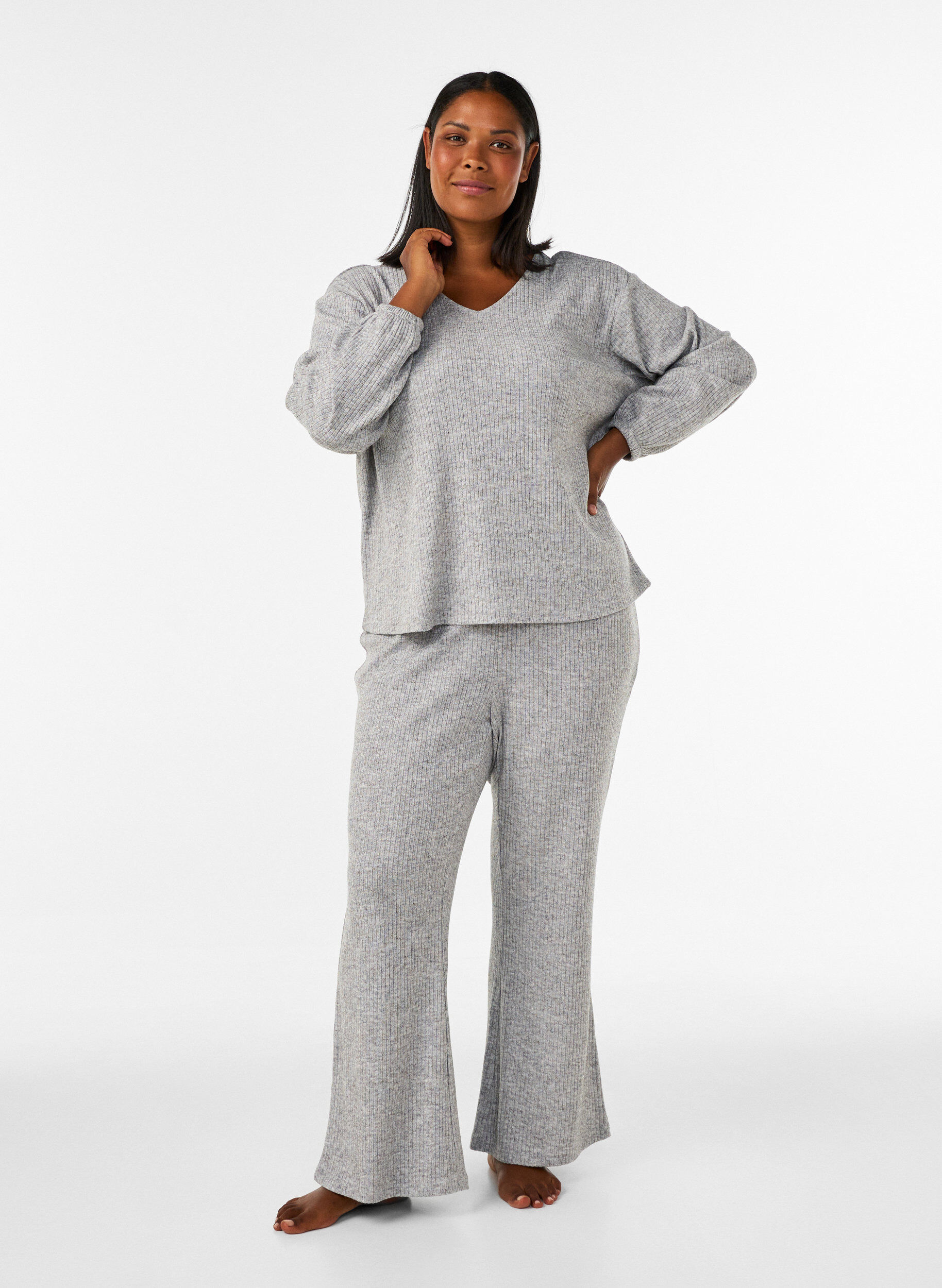 ZizziJersey-pusero ribatulla tekstuurilla ja V-p&auml;&auml;ntiell&auml;, Harmaa, Model image number 1