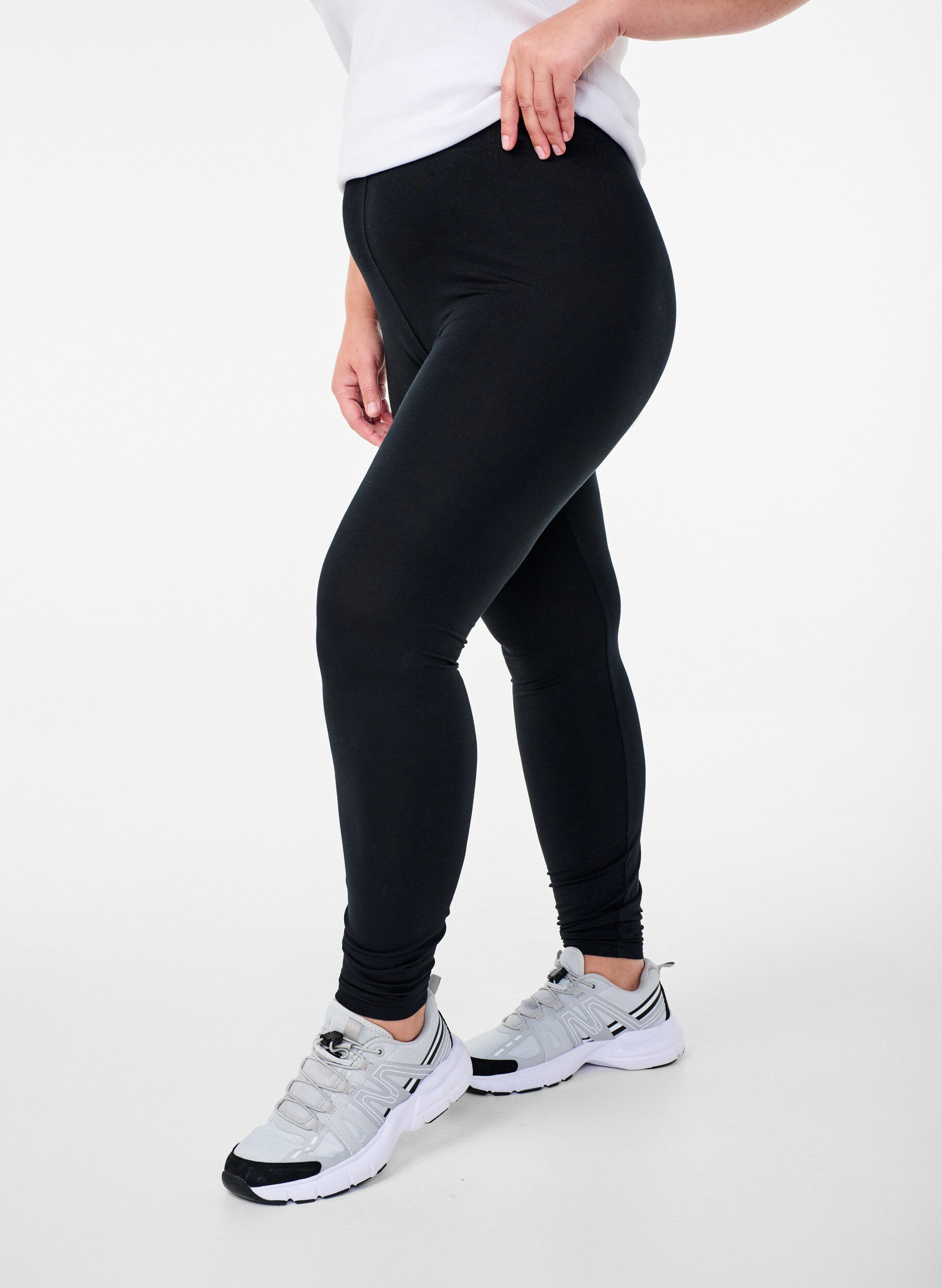 Perusleggingsit extrapitk&auml;ll&auml; lahkeella, Musta, Model