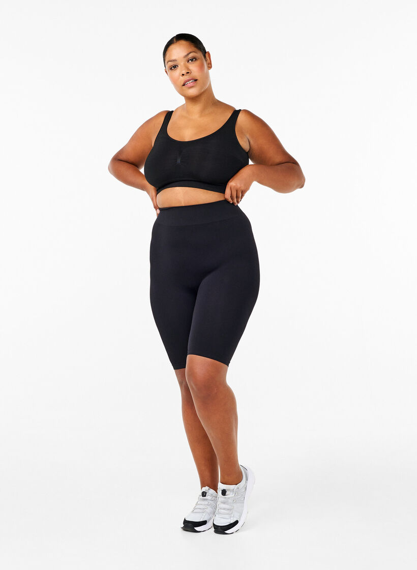 Saumattomat py&ouml;r&auml;ilyshortsit, Musta, Model image number 1