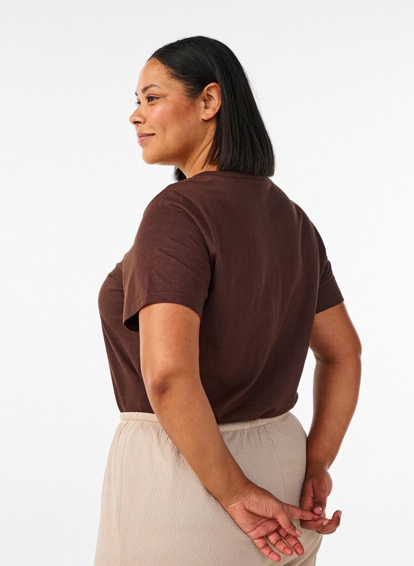 T-paita nappiyksityiskohdalla, Ruskea, Model image number 2