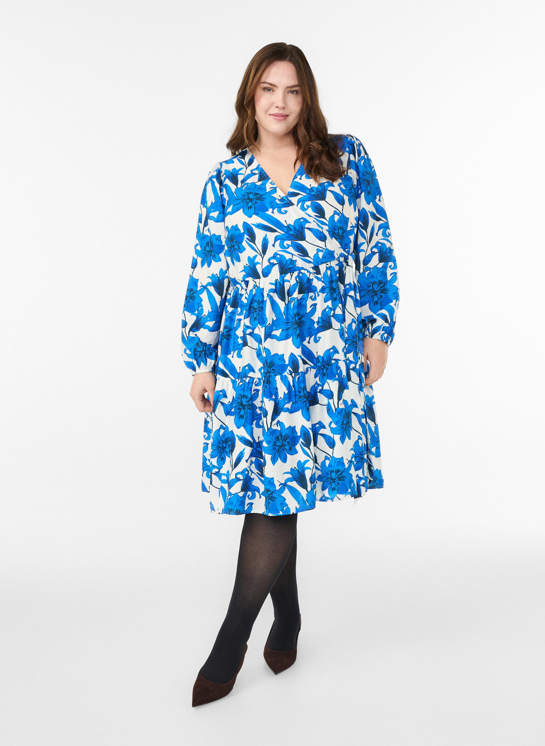 Zizzi Kukkakuosinen kietaisumekko solmuvy&ouml;ll&auml;, Vanilja, Model image number 1