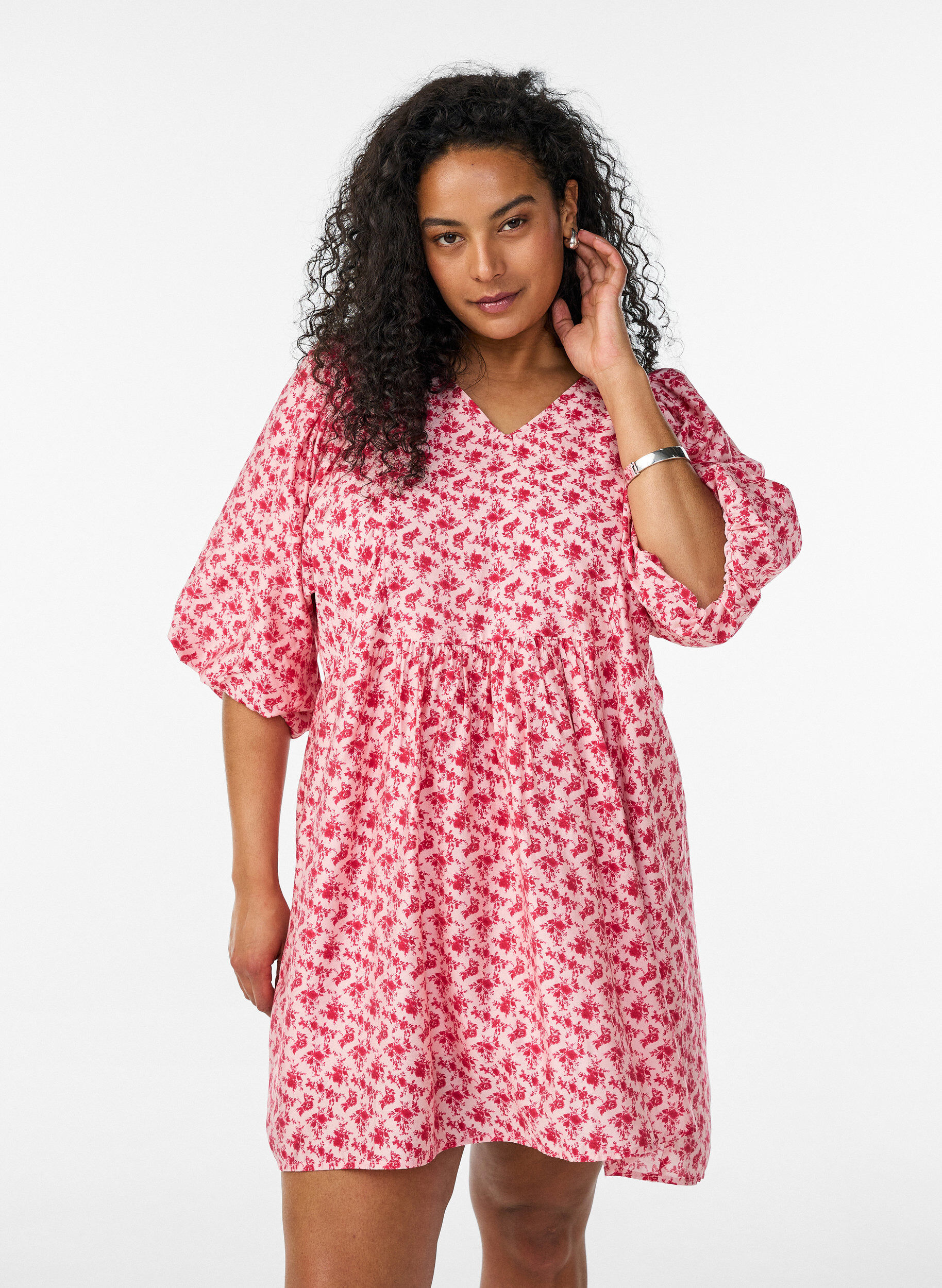 Lyhyt viskoosimekko empire-linjalla ja pussihihoilla, Punainen, Model