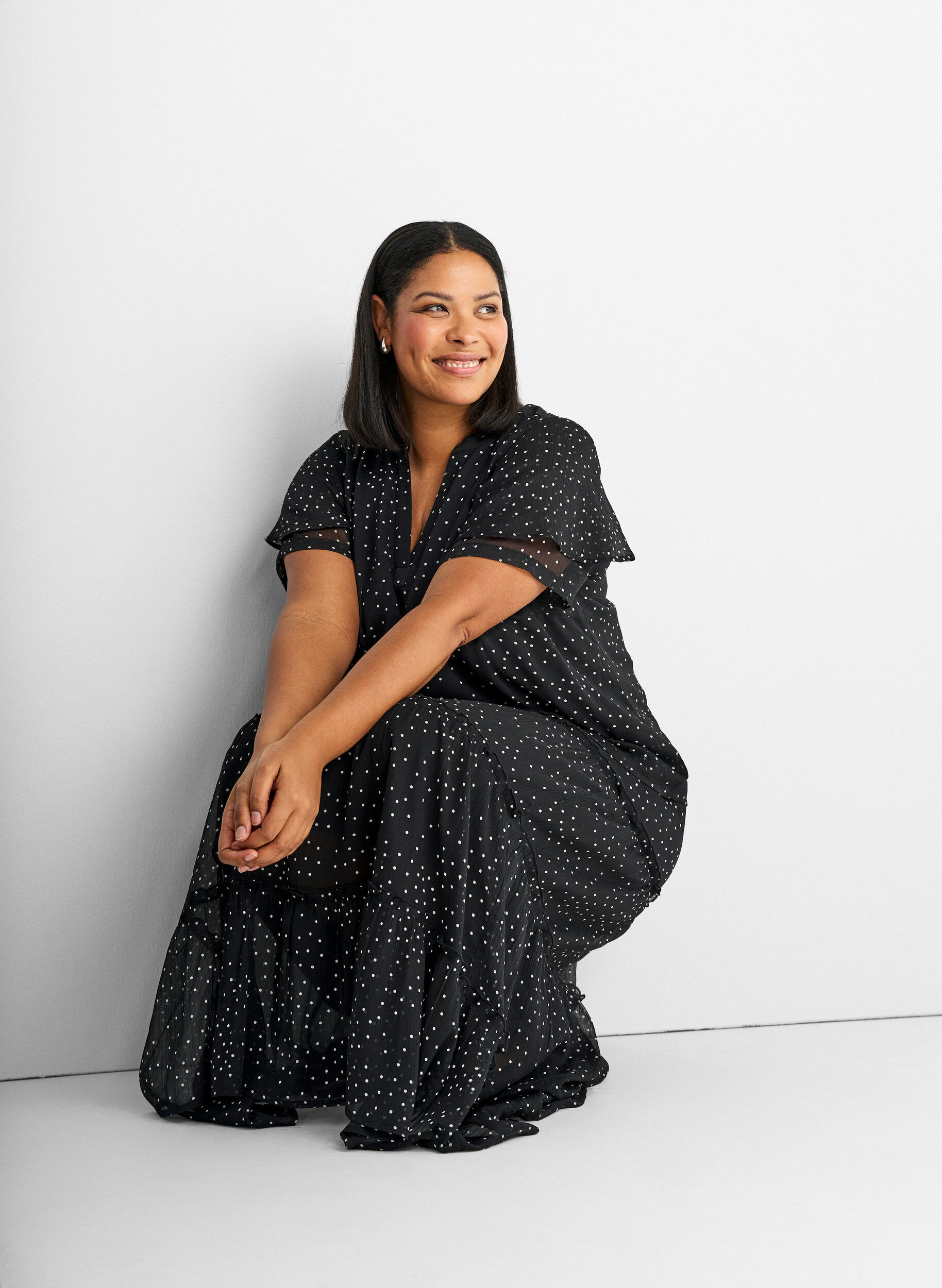 Zizzi Chiffonpusero pilkuilla ja r&ouml;yhel&ouml;hihoilla, Musta, Model image number 3