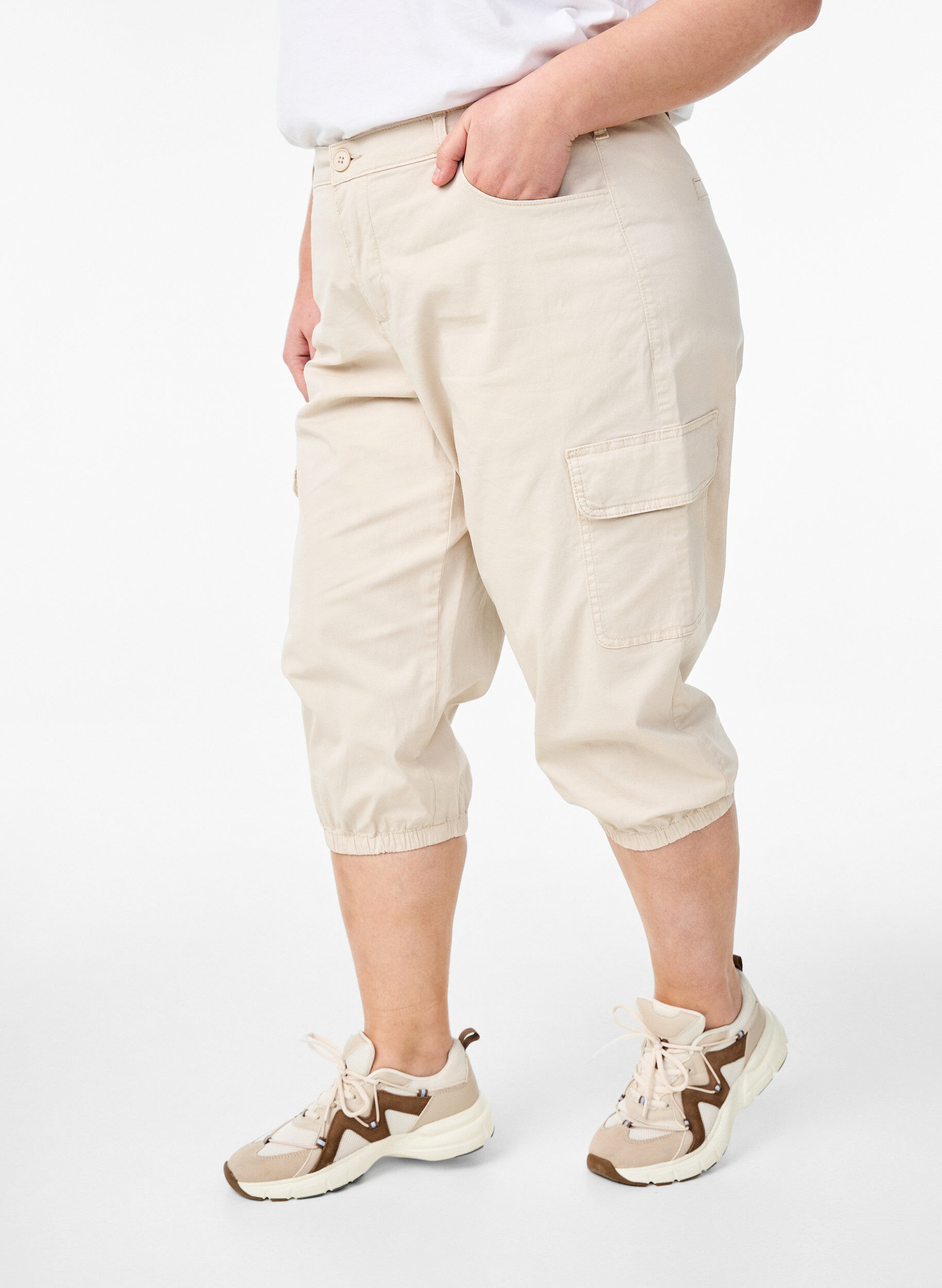 Zizzi Korkeavy&ouml;t&auml;r&ouml;iset cargoshortsit, Beige, Model image number 2