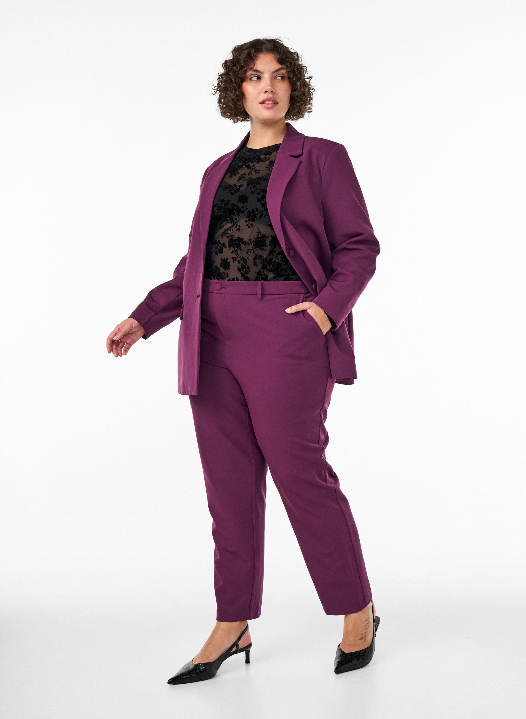 Housut taskuilla ja suorilla lahkeilla, Violetti, Model