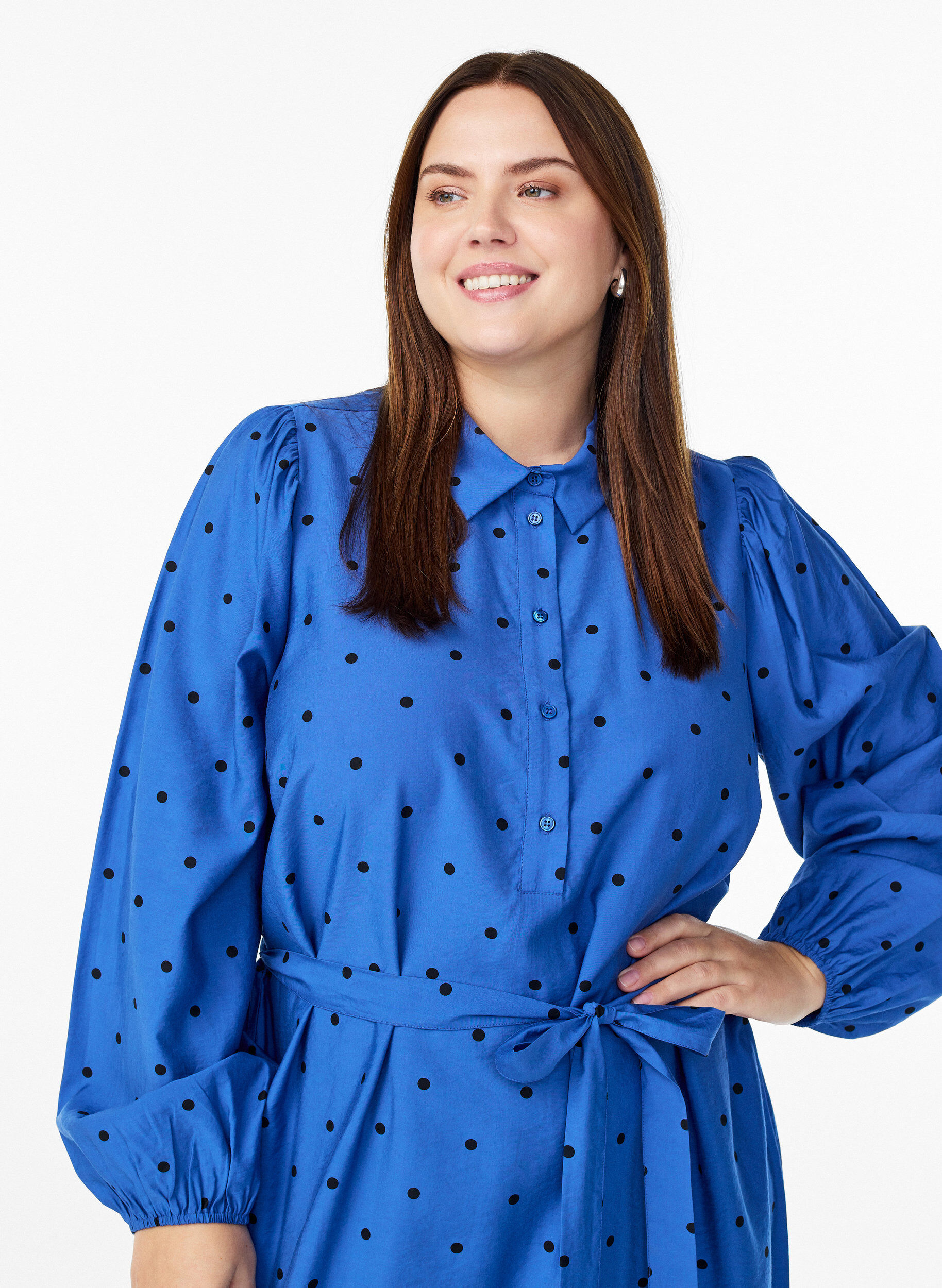 Zizzi Pallokuvioitu midimekko irrotettavalla solmiovy&ouml;ll&auml;, Sininen, Model image number 2