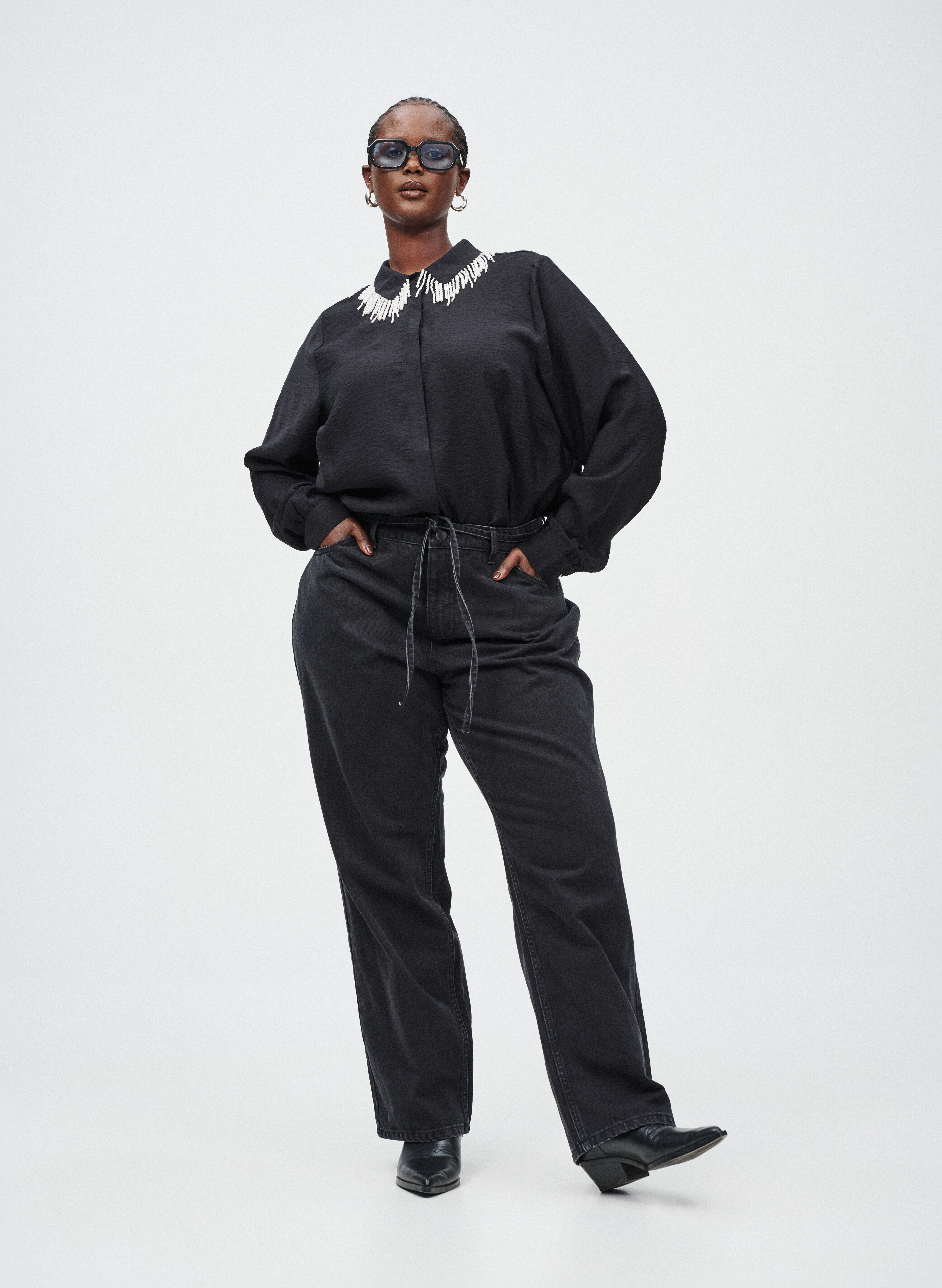 Zizzi Paita, jossa on helmikirjailtu kauluspaita, , Model