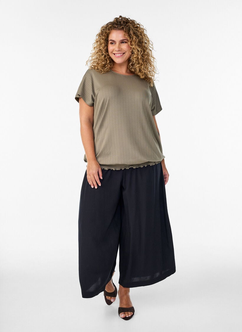 Culotte-housut viskoosista, korkealla vy&ouml;t&auml;r&ouml;ll&auml; ja leveill&auml; lahkeilla, Musta, Model image number 0