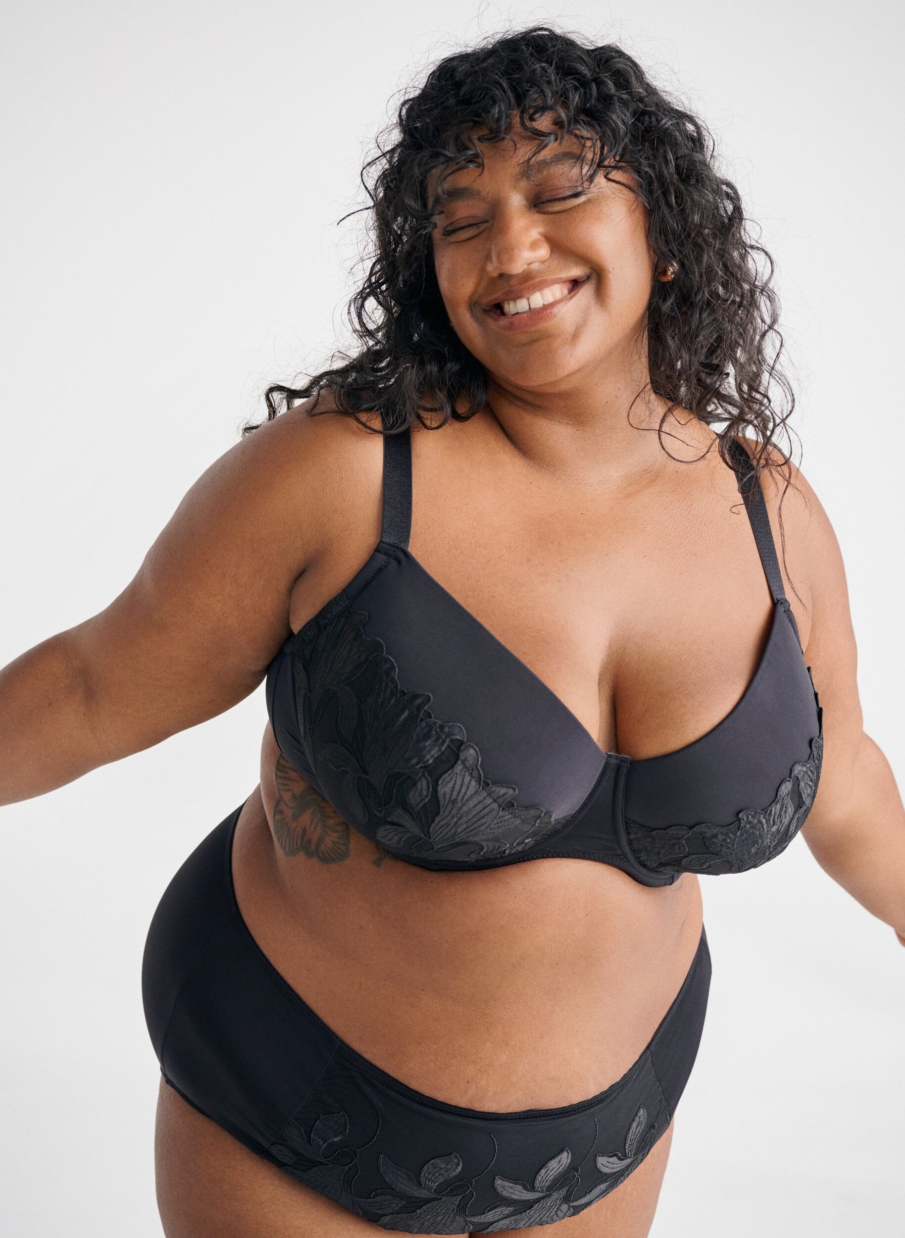 Zizzi Topatut rintaliivit kirjailtuine kukkayksityiskohtineen, Musta, Image image number 0