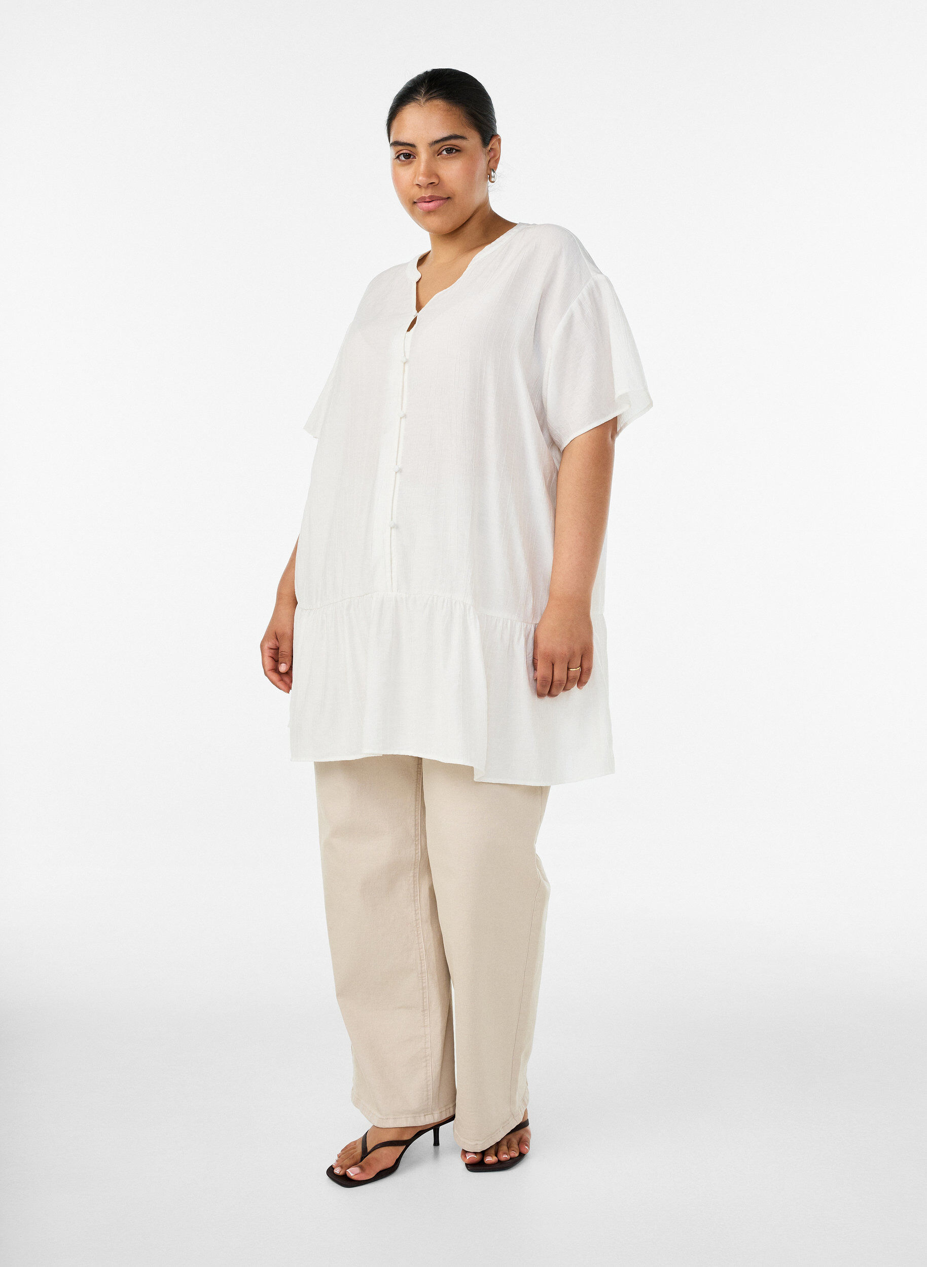ZizziV&auml;lj&auml; tunika ryppyisell&auml; pinnalla ja r&ouml;yhel&ouml;helmalla, Vanilja, Model image number 1