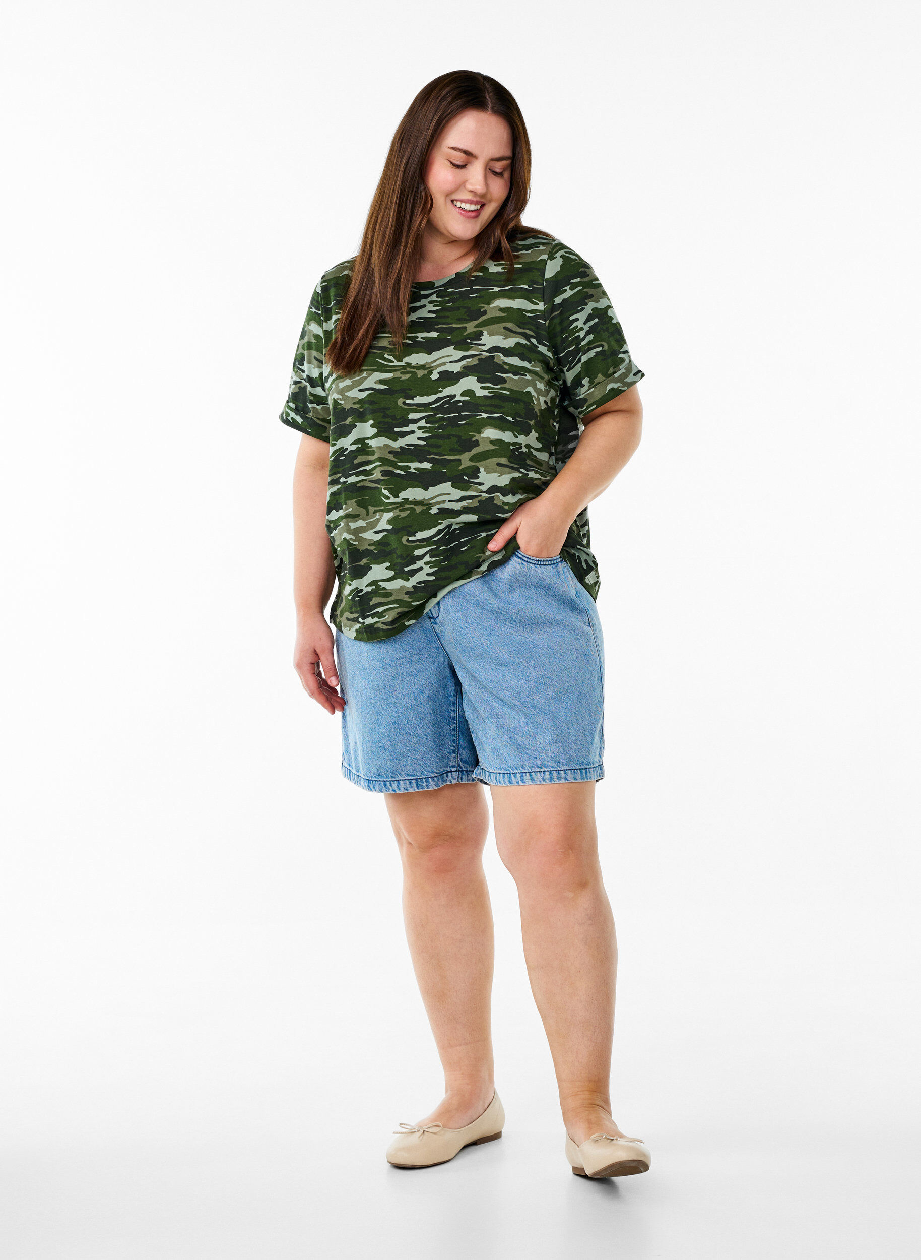 Zizzi Py&ouml;re&auml;kauluksinen T-paita, jossa kauttaaltaan printti, Vihre&auml;, Model image number 1