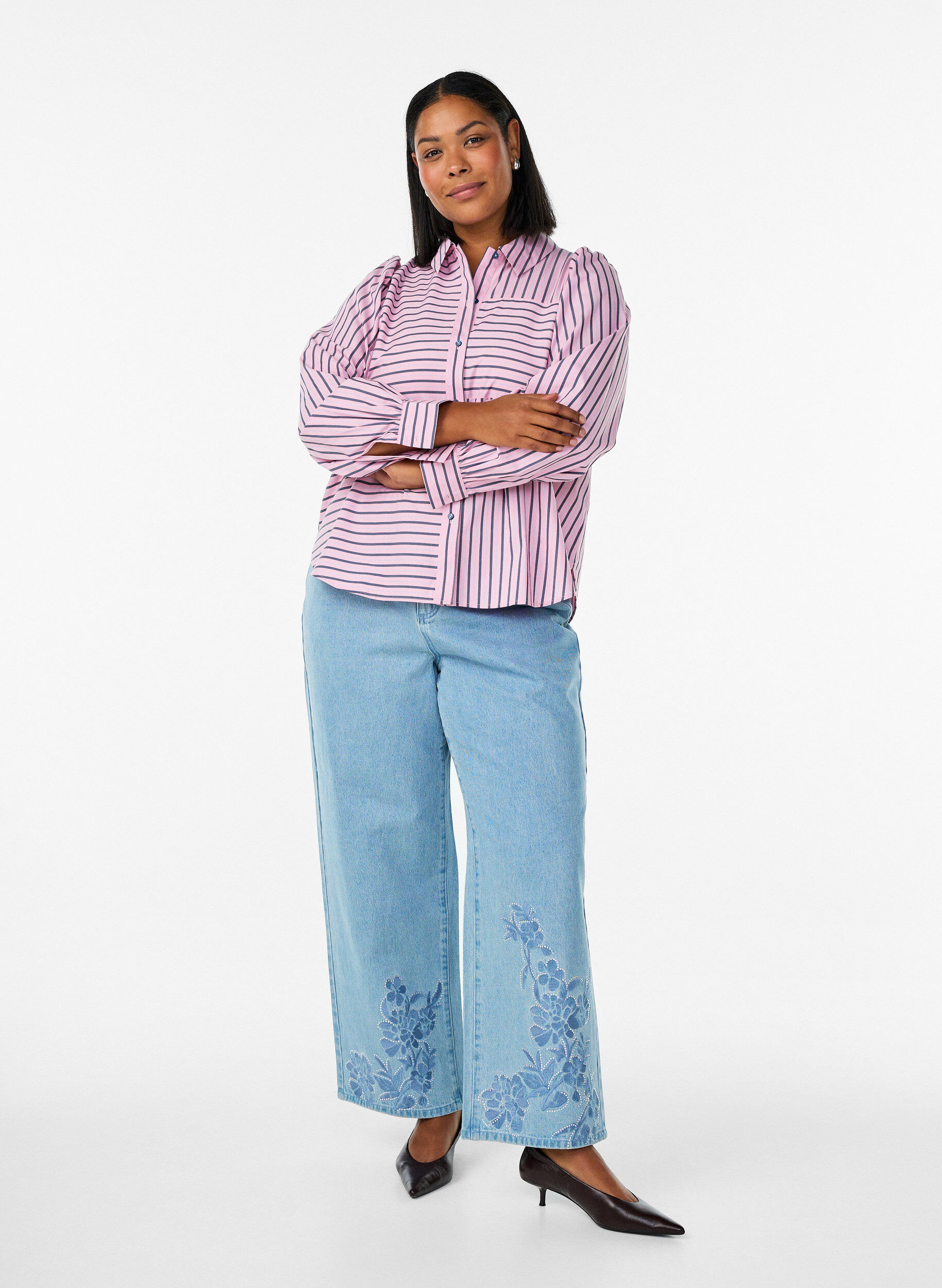 Myra -farkut leve&auml;ll&auml; istuvuudella ja kukkayksityiskohdilla, Sininen, Model