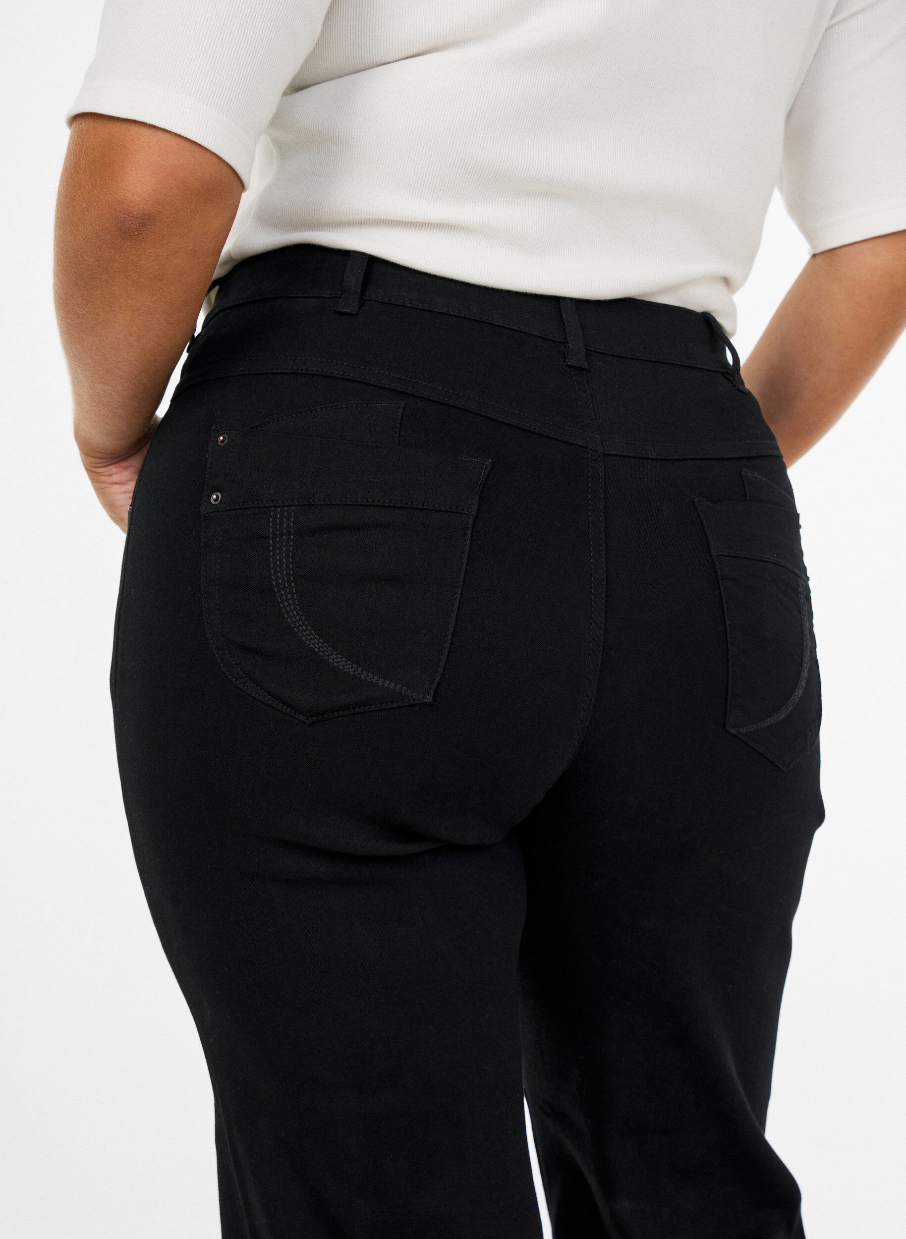 ZizziRegular fit Gemma -farkut korkealla vy&ouml;t&auml;r&ouml;ll&auml;, Musta, Model image number 2