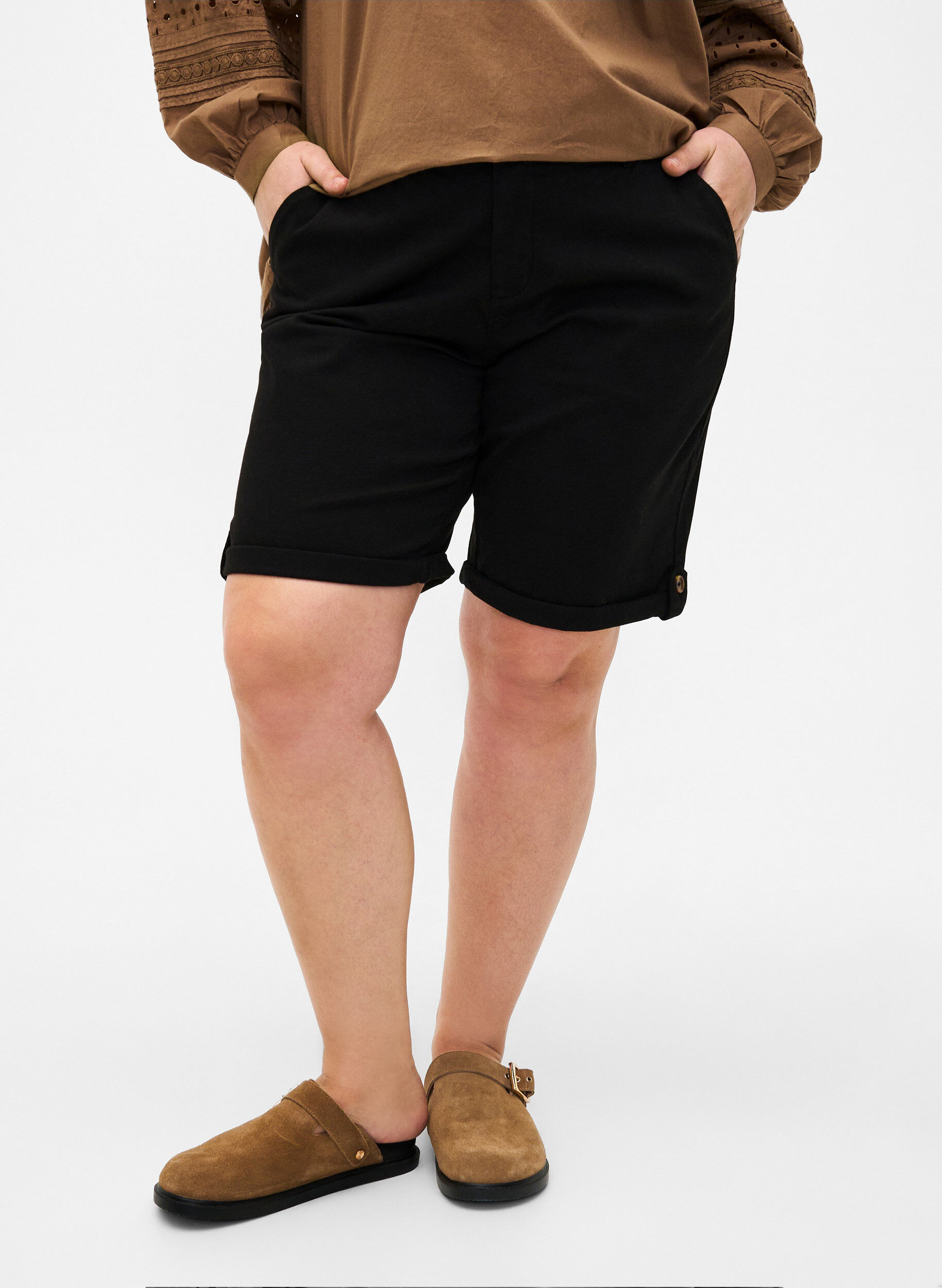 Zizzi Chino-shortsit, joissa on taskut, Black, Model image number 2