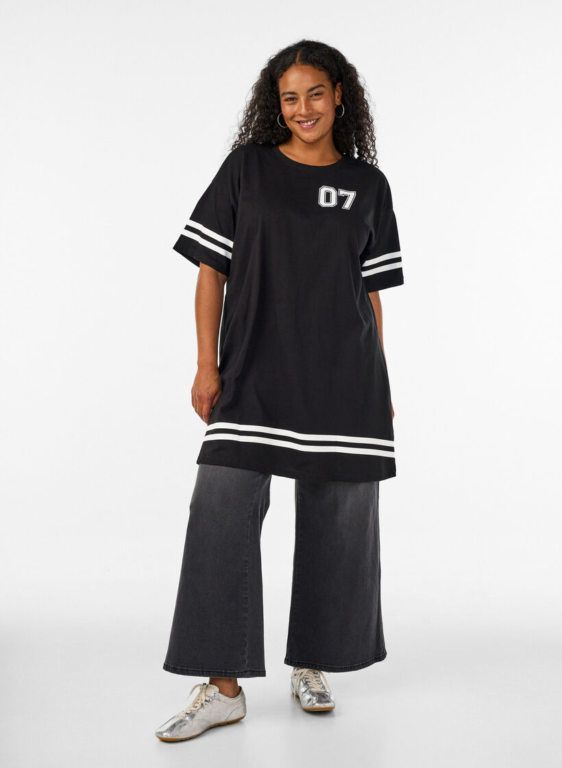 Lyhyt T-paitamekko sporttisilla yksityiskohdilla, Musta, Model image number 1