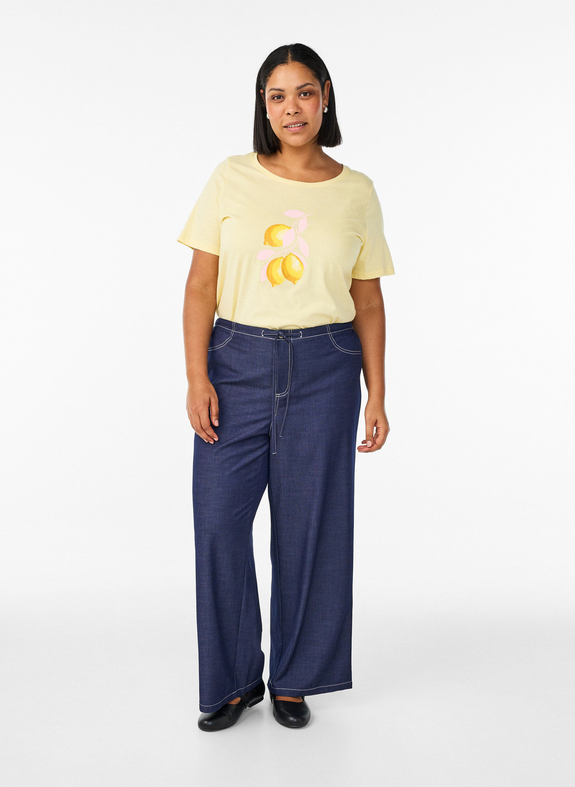 Farkut denim-lookilla ja kontrastiv&auml;risill&auml; ompeleilla, Sininen, Model