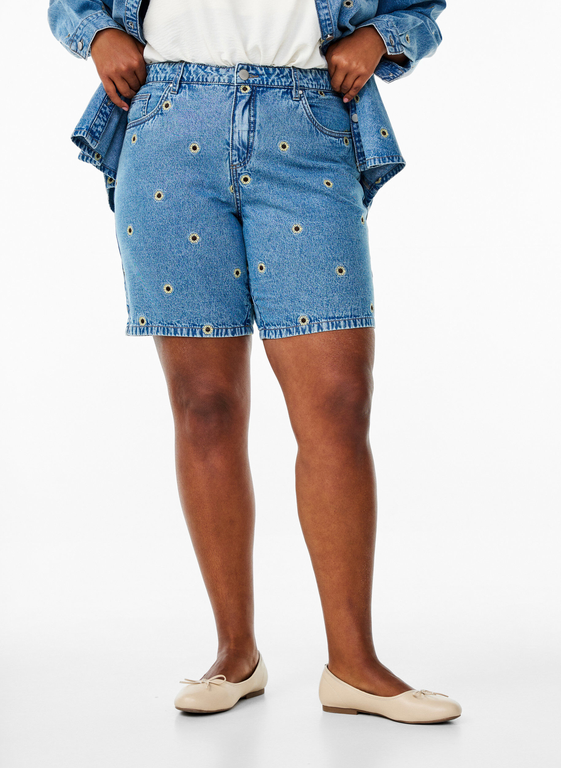 ZizziFarkkushortsit kirjailluilla kukilla, Sininen, Model image number 2