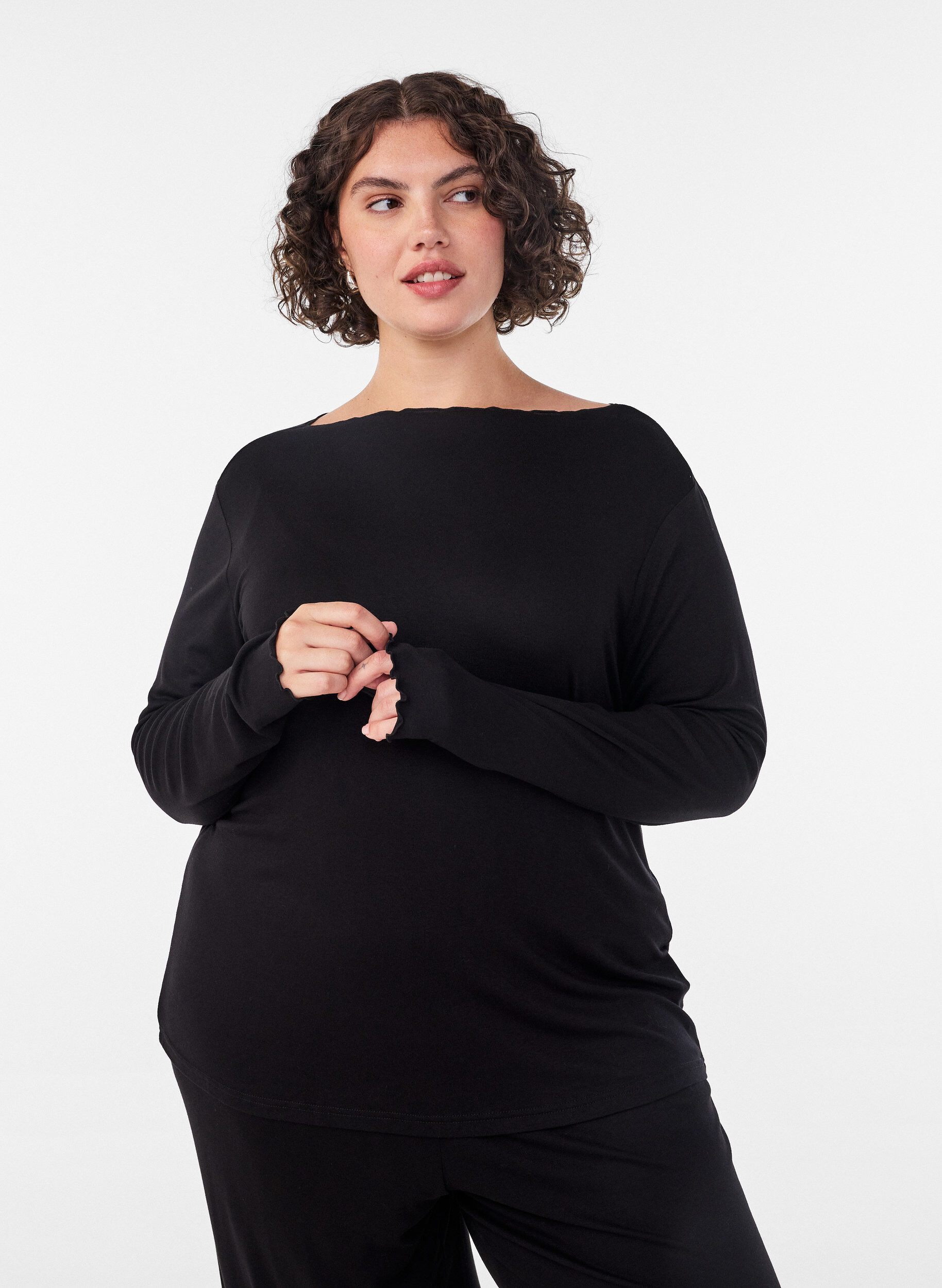 Pitk&auml;hihainen viskoosiy&ouml;paita, Musta, Model
