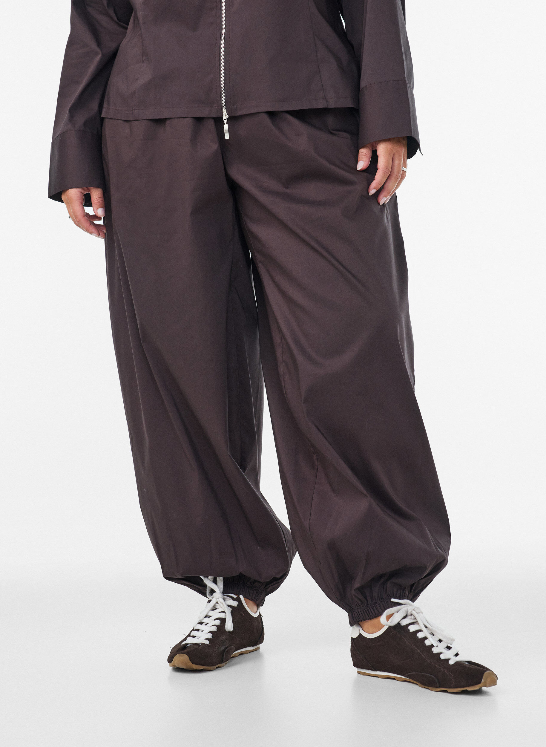 ZizziIlmapallohousut taskuilla ja joustavalla vy&ouml;t&auml;r&ouml;ll&auml;, Ruskea, Model image number 2