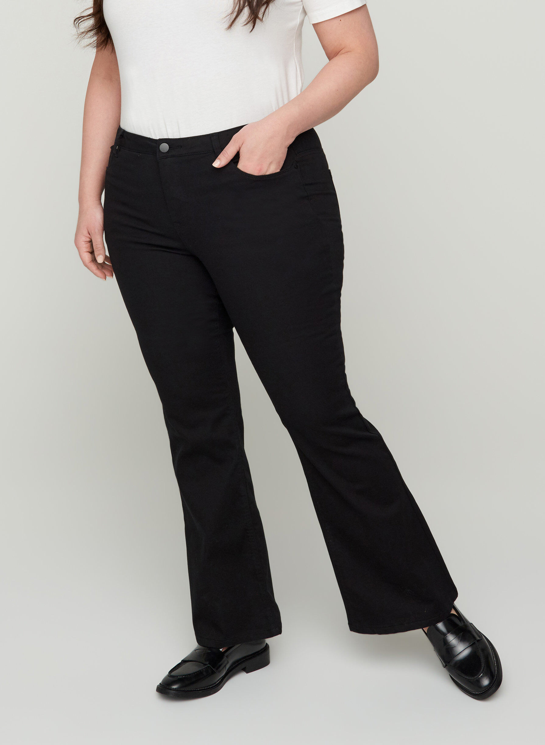 Zizzi Ellen bootcut-farkut korkealla vy&ouml;t&auml;r&ouml;ll&auml;, Black, Model image number 2