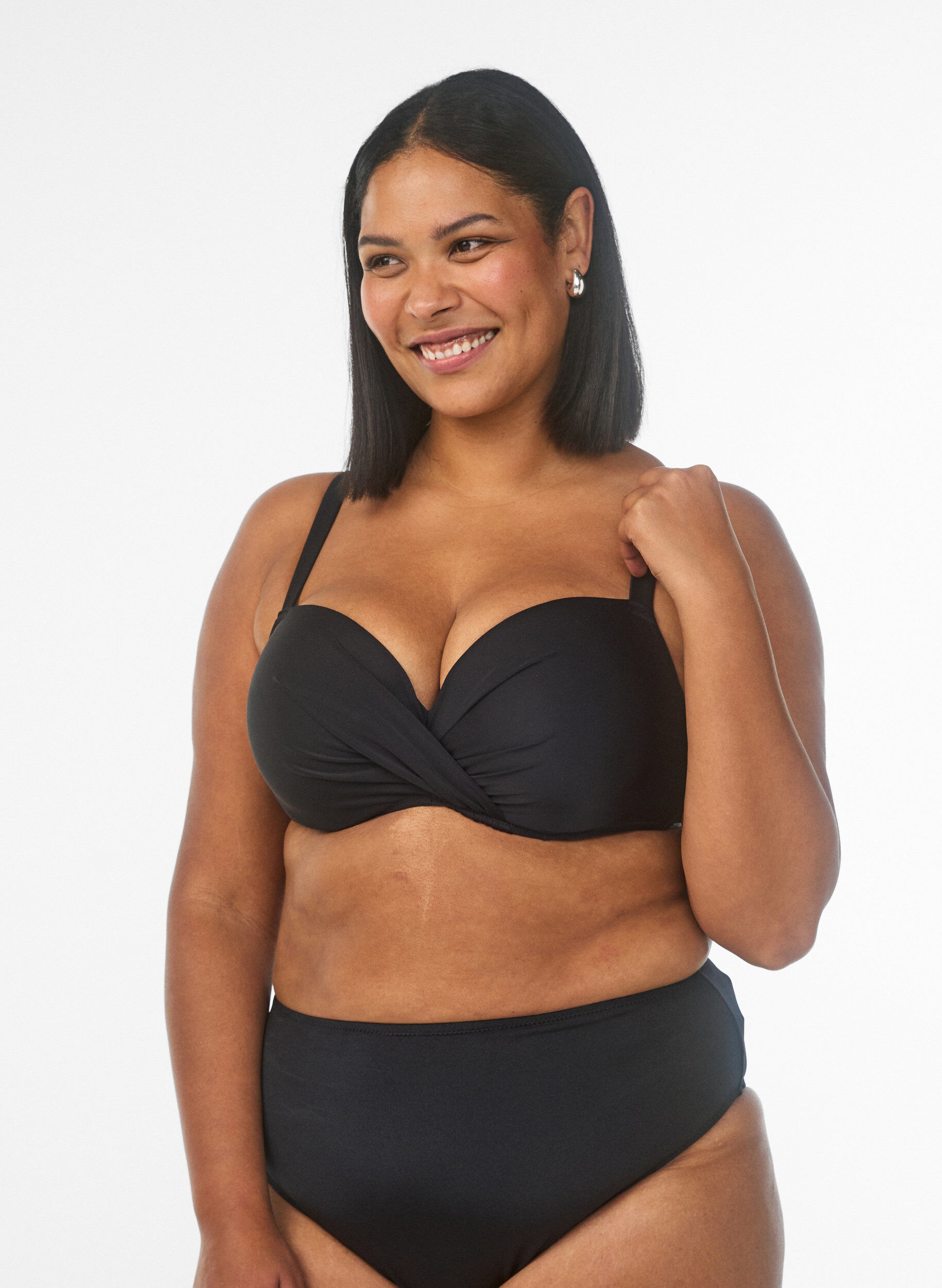 Kaarituelliset bikiniliivit rypytyksell&auml;, Musta, Model