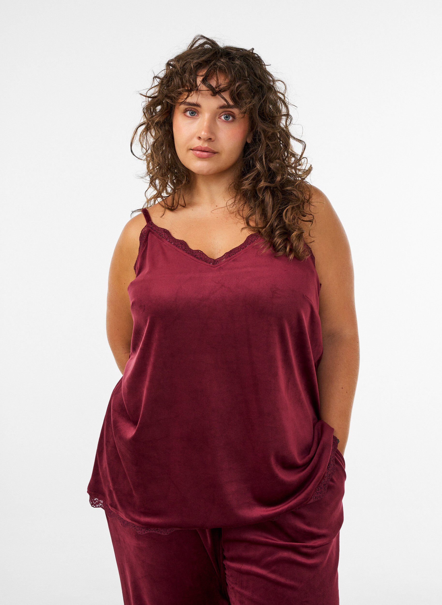 Velourpaita pitsireunuksella, Punainen, Model