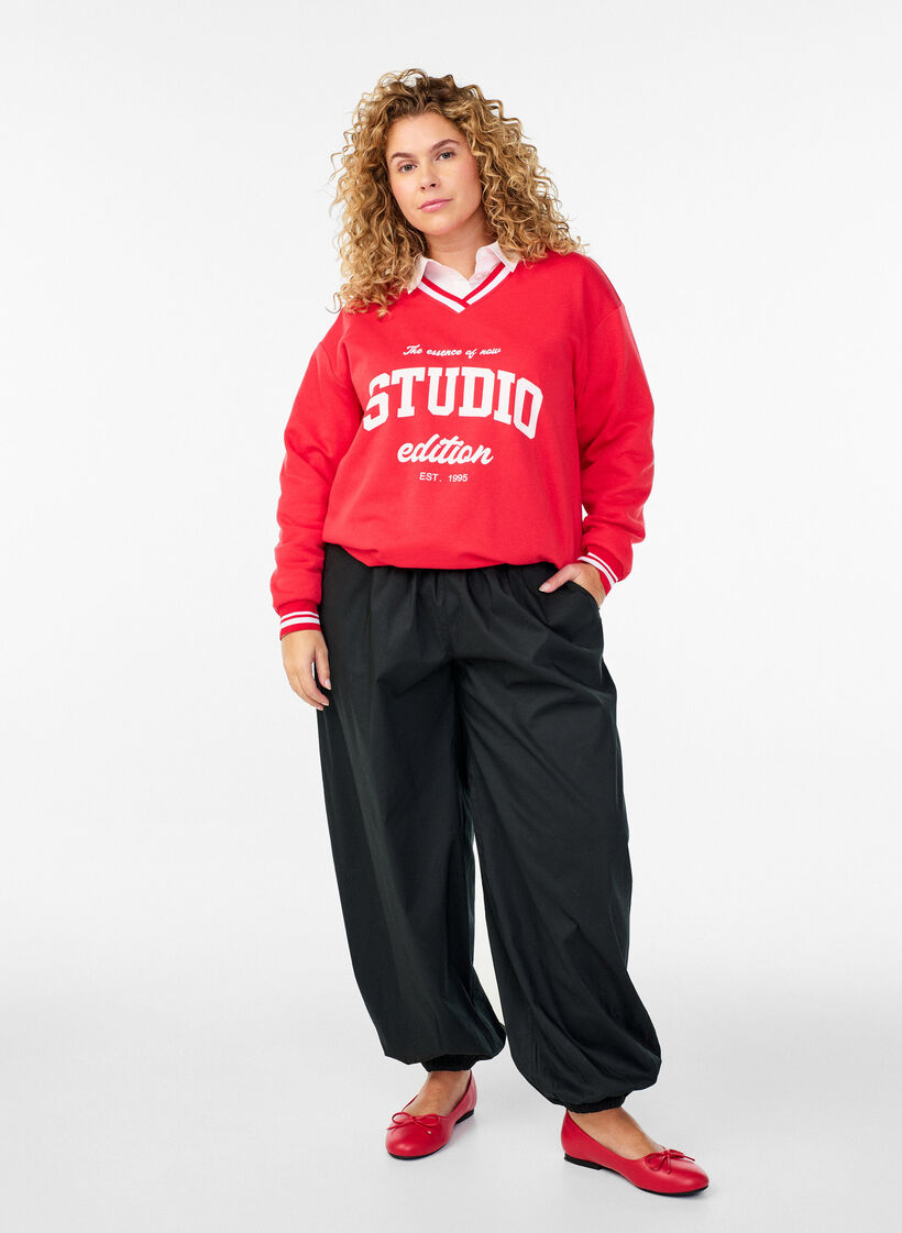 Ilmapallohousut taskuilla ja joustavalla vy&ouml;t&auml;r&ouml;ll&auml;, Musta, Model image number 1